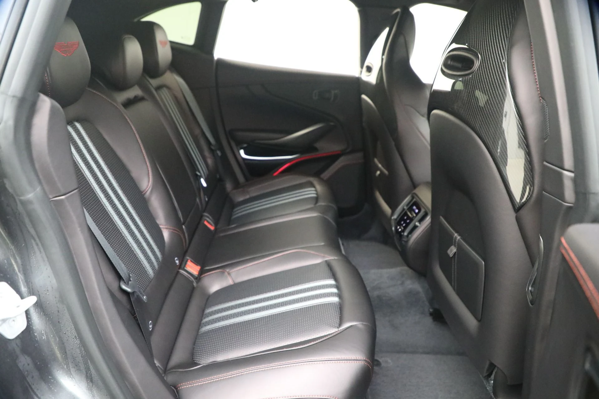 mph031_491219117_New_2026_Aston_Martin_DBX_707_1768320849_156a5824e3