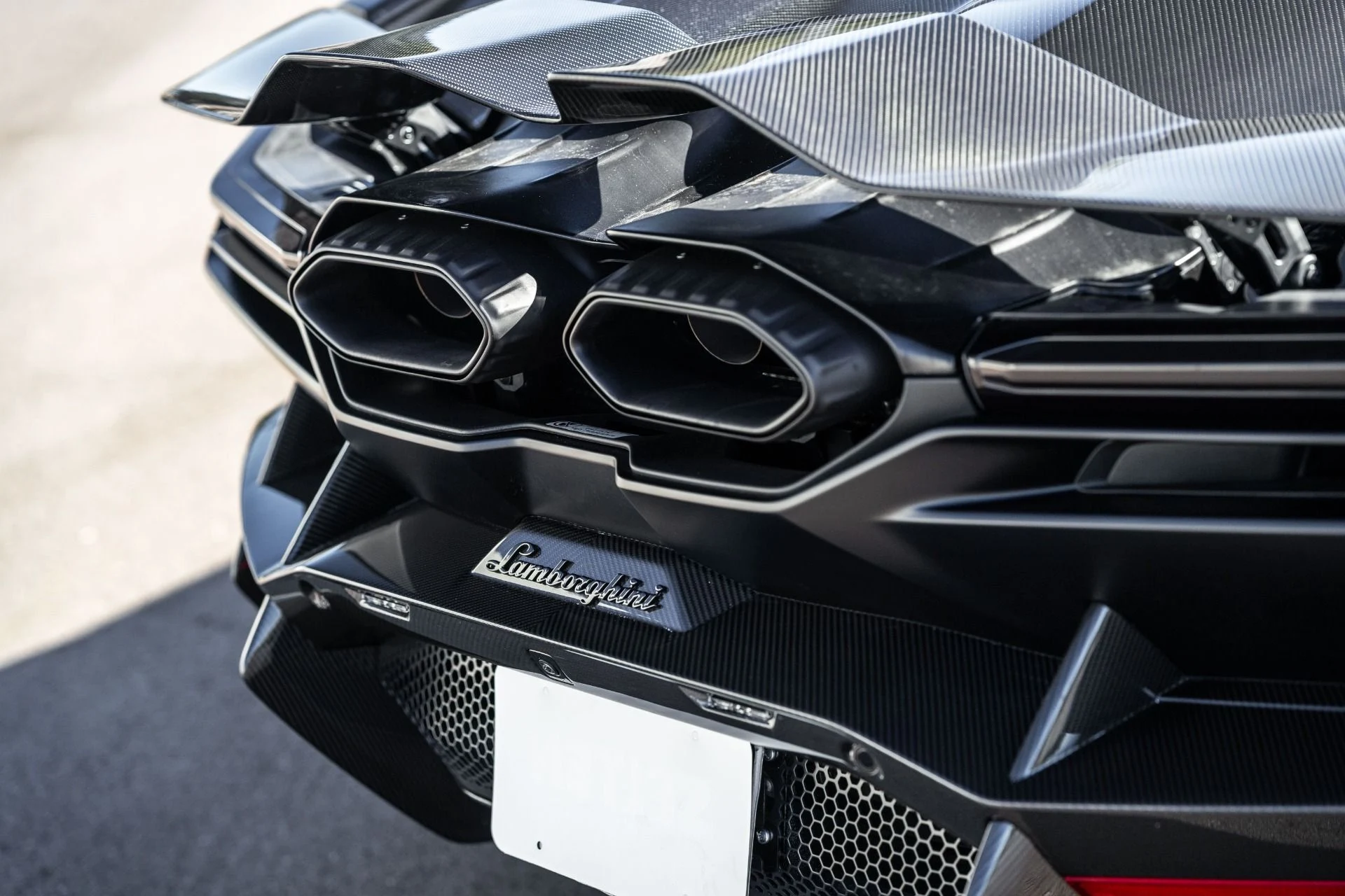 mph031_491948540_Used_2025_Lamborghini_Revuelto_1791313079_5400180469