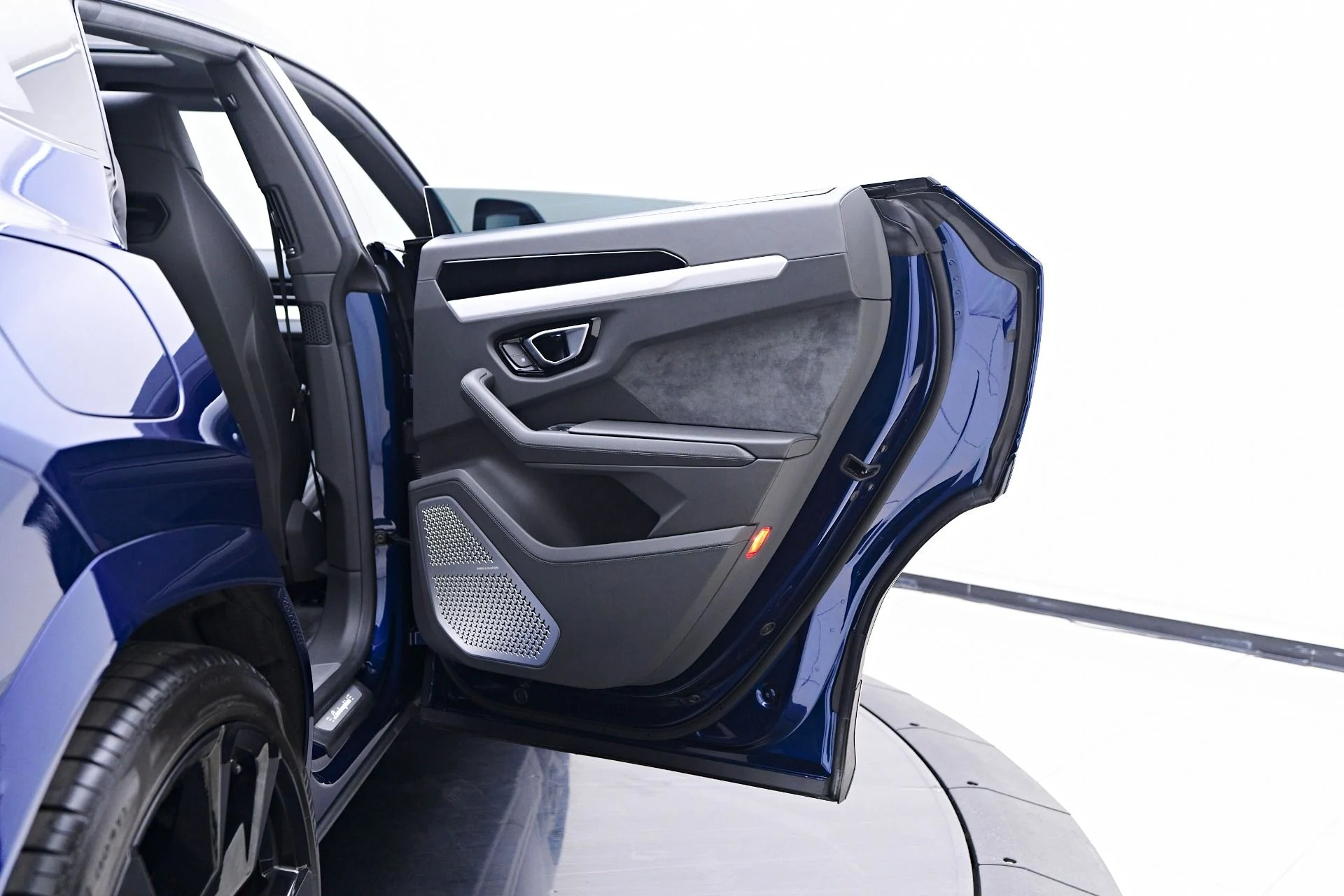 mph031_493718706_Used_2020_Lamborghini_Urus_Base_1754965756_190ad0af5e