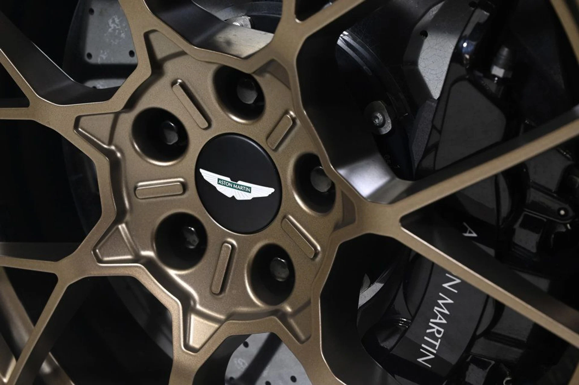 mph031_499620689_used_2025_aston_martin_vanquish_v12_11350_22957360_31_1024_3189f32013