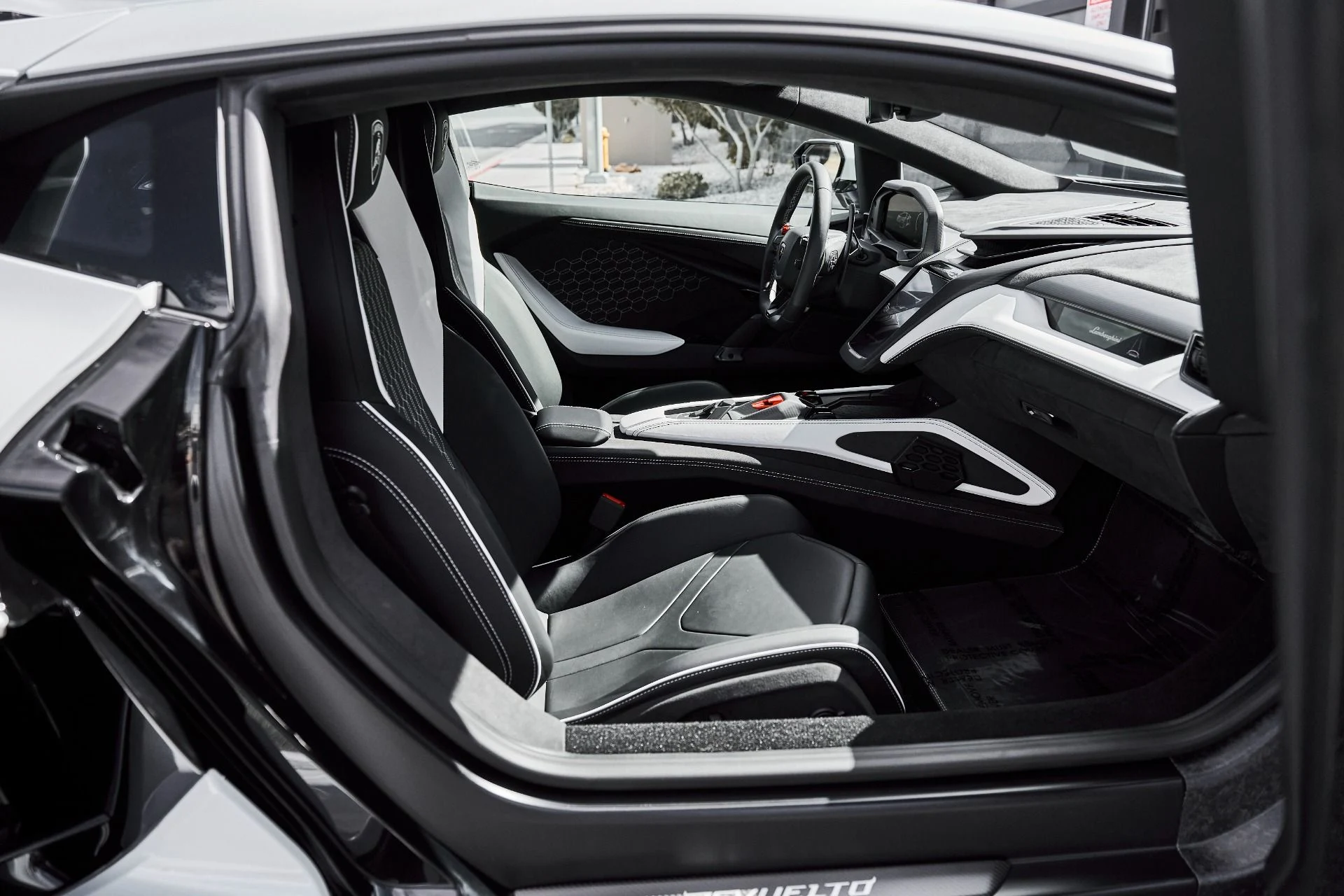 mph031_511891073_Used_2026_Lamborghini_Revuelto_Base_1777078396_d88c3f2f78