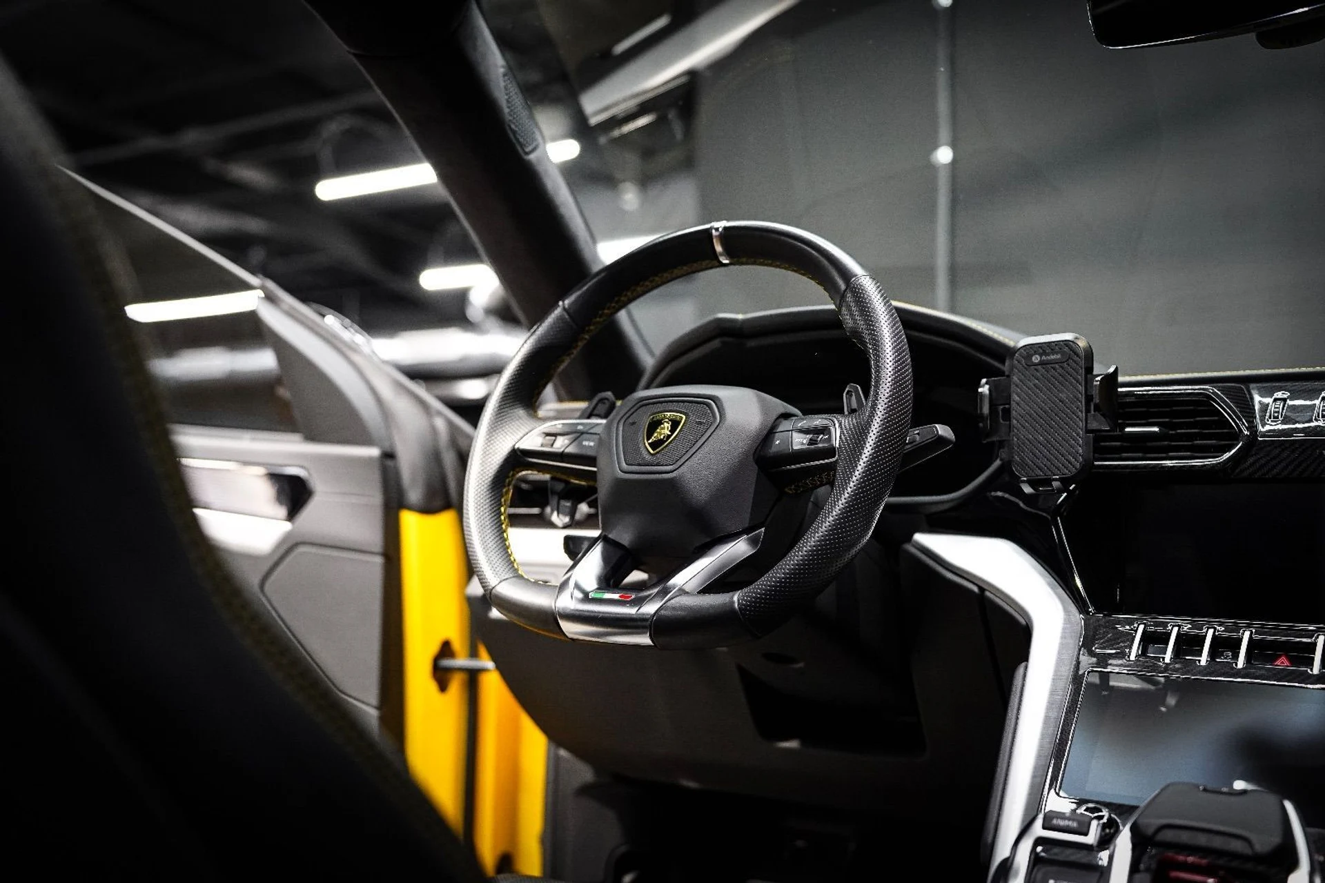 mph031_513982064_37414663_03005_2020_lamborghini_urus_053_27413a34fa