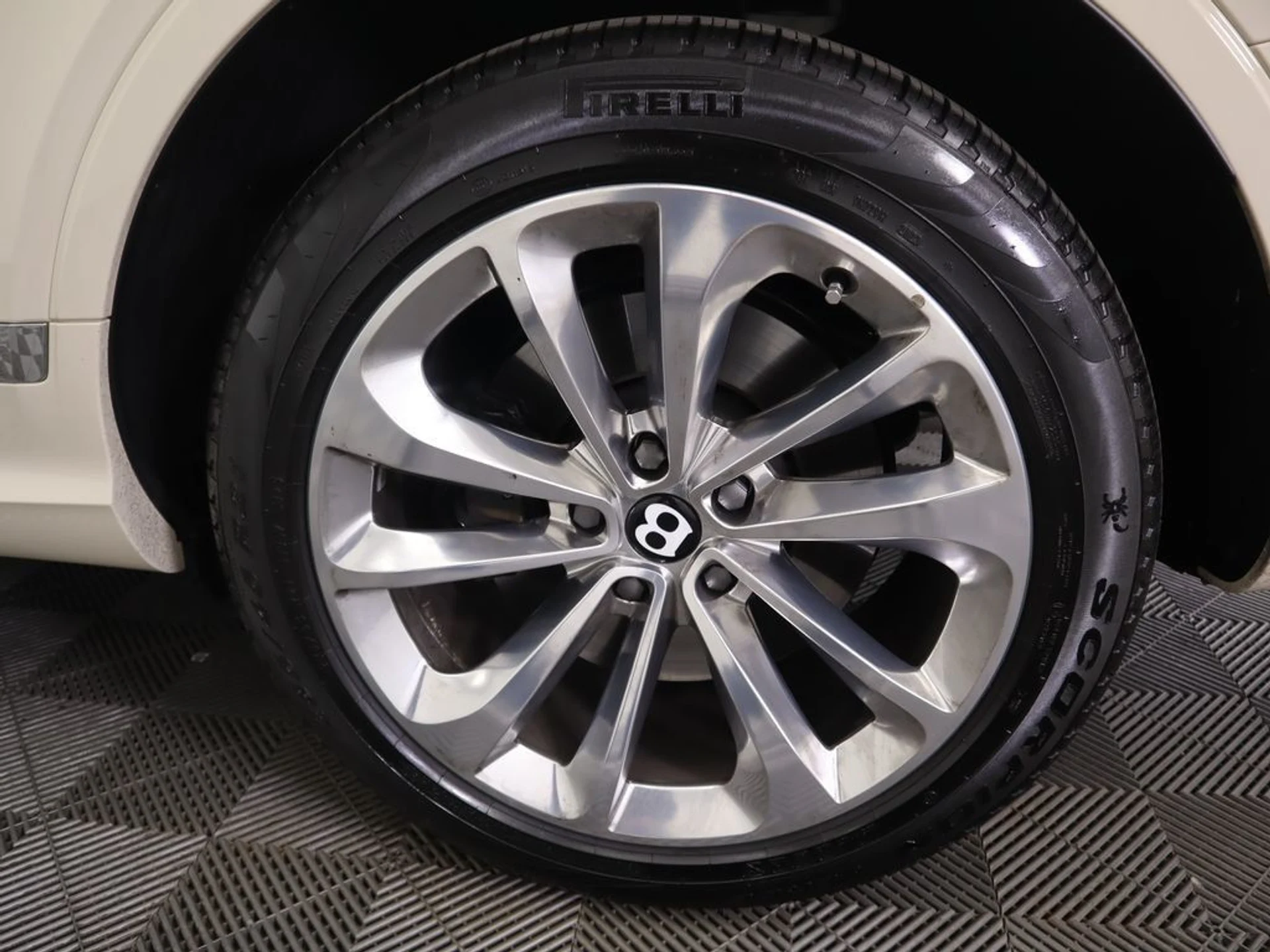 mph031_533148170_used_2023_bentley_bentayga_v8awd_8119_22972993_32_1024_9c198ed393