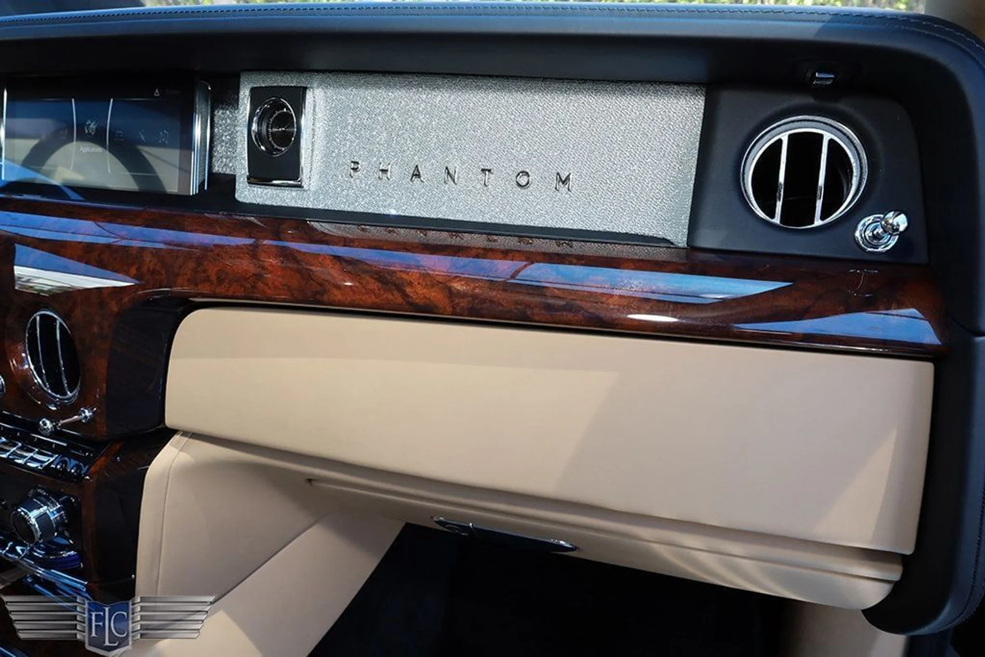 mph031_557955180_used_2020_rolls_royce_phantom_extendedwheelbasesedan_6305_22909109_32_1024_c42f6acfa1