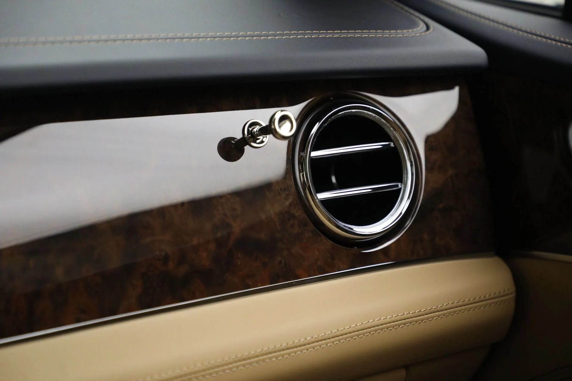 mph031_560599275_New_2025_Bentley_Bentayga_V8_d9e622098a