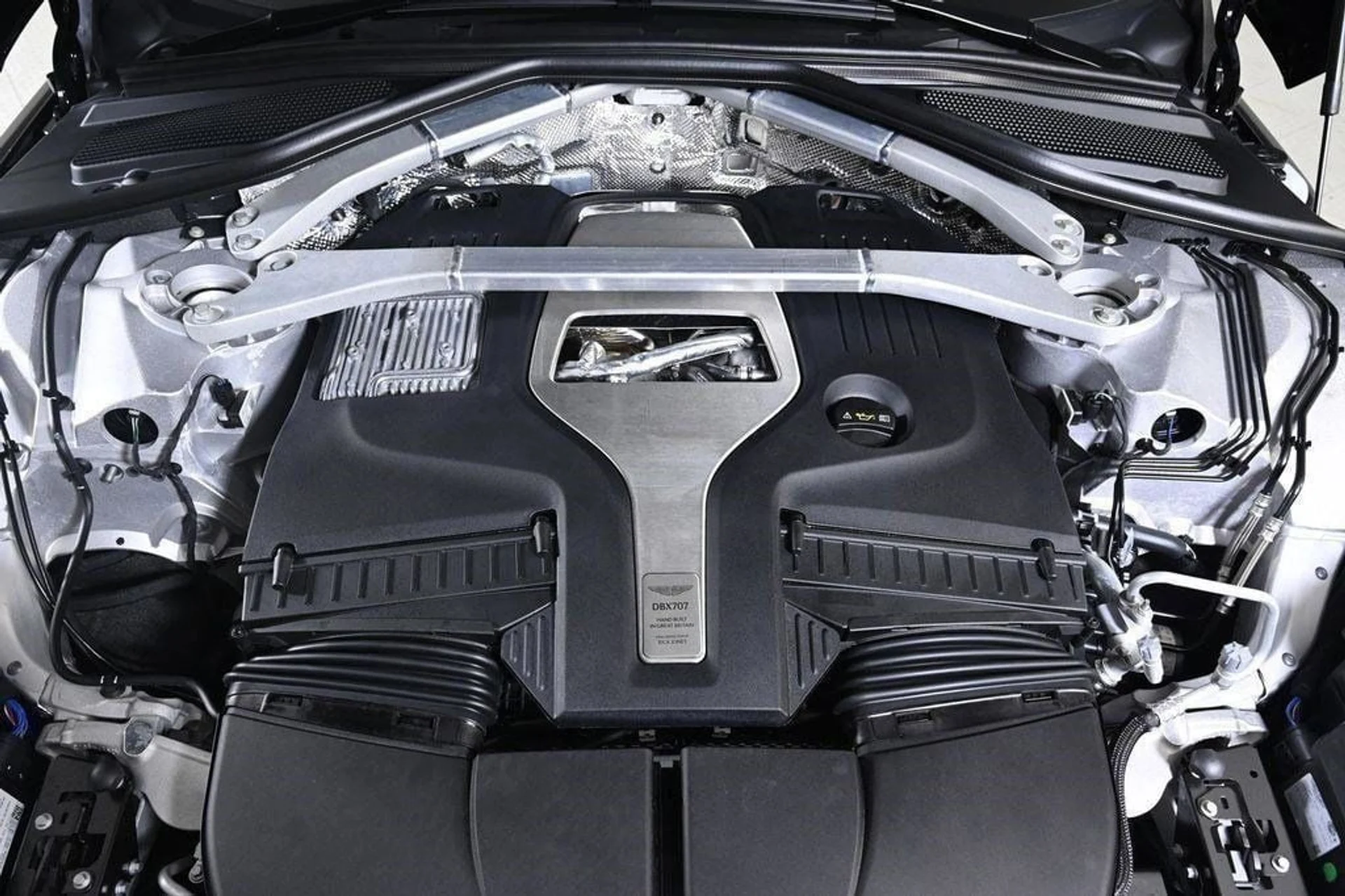 mph031_59431650_new_2025_aston_martin_dbx_707awd_11350_22854625_31_1024_903ce71b86