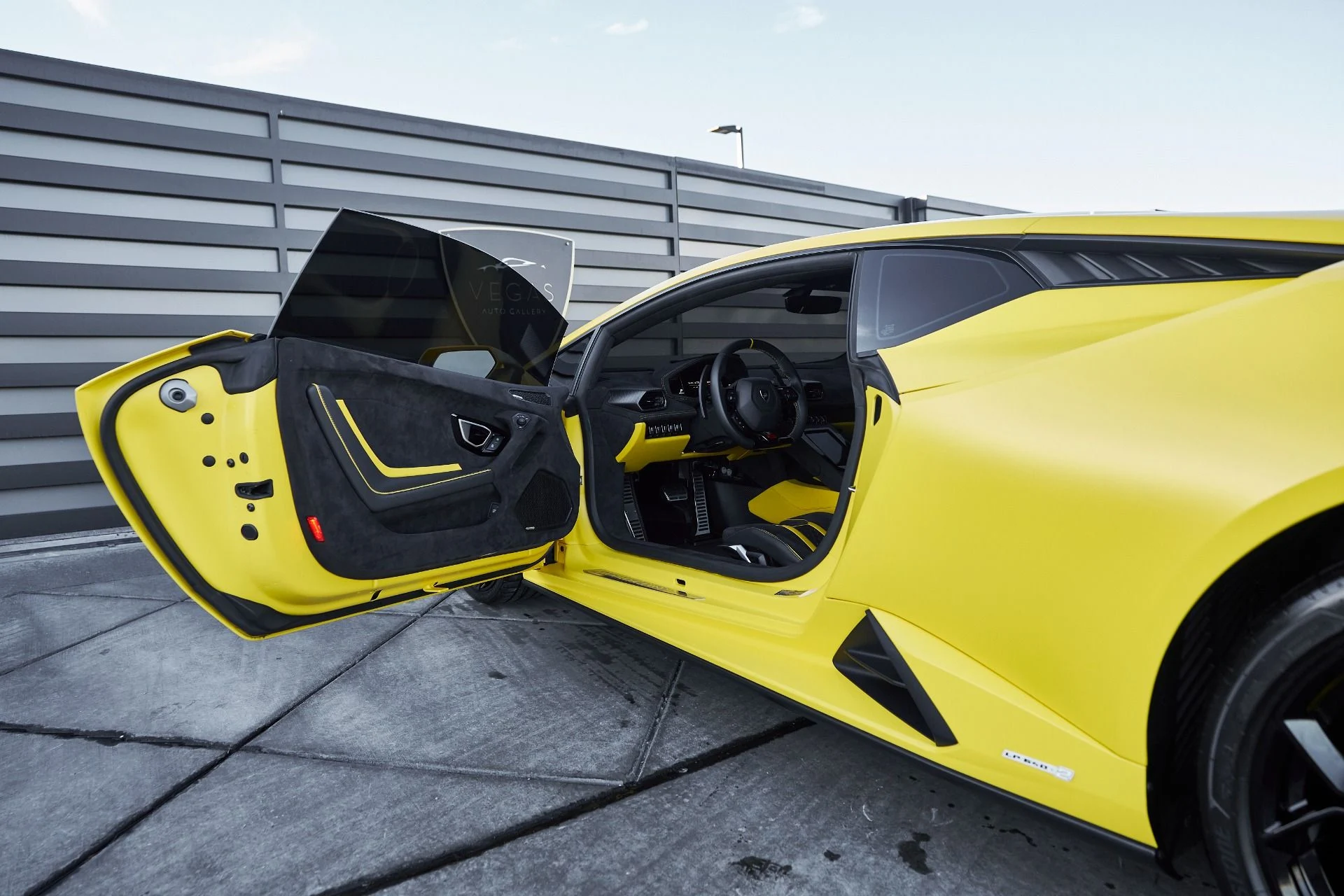 mph031_60491382_Used_2023_Lamborghini_Huracan_Tecnica_Base_1765333511_e2f8e60033