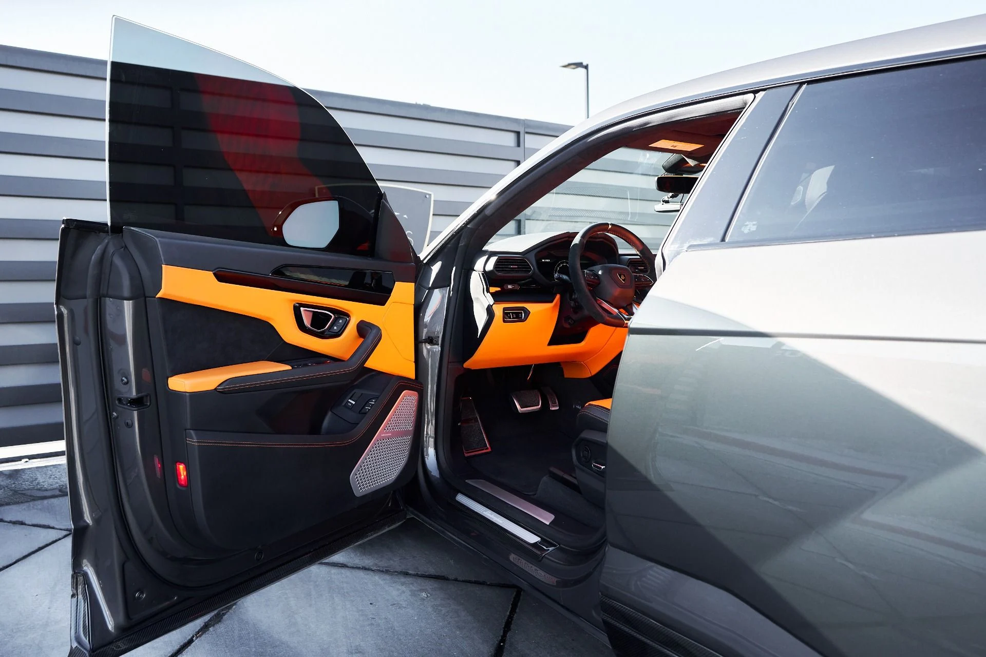 mph031_6314331_Used_2022_Lamborghini_Urus_Base_1759562047_07316496af