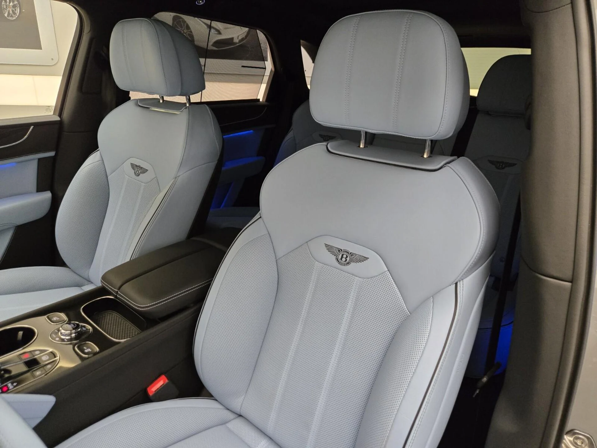 mph031_642405715_Used_2025_Bentley_Bentayga_V8_1755588439_10ea7d5f1f