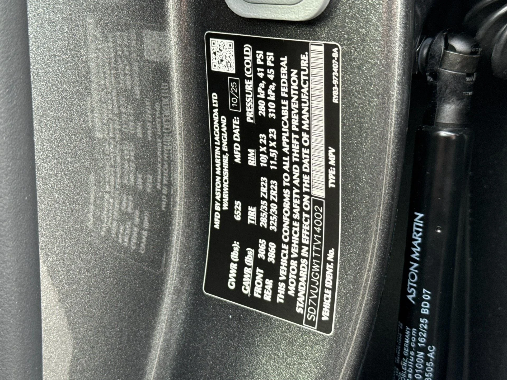 mph031_656181217_New_2026_Aston_Martin_DBX_S_1769594663_b5db0d041a