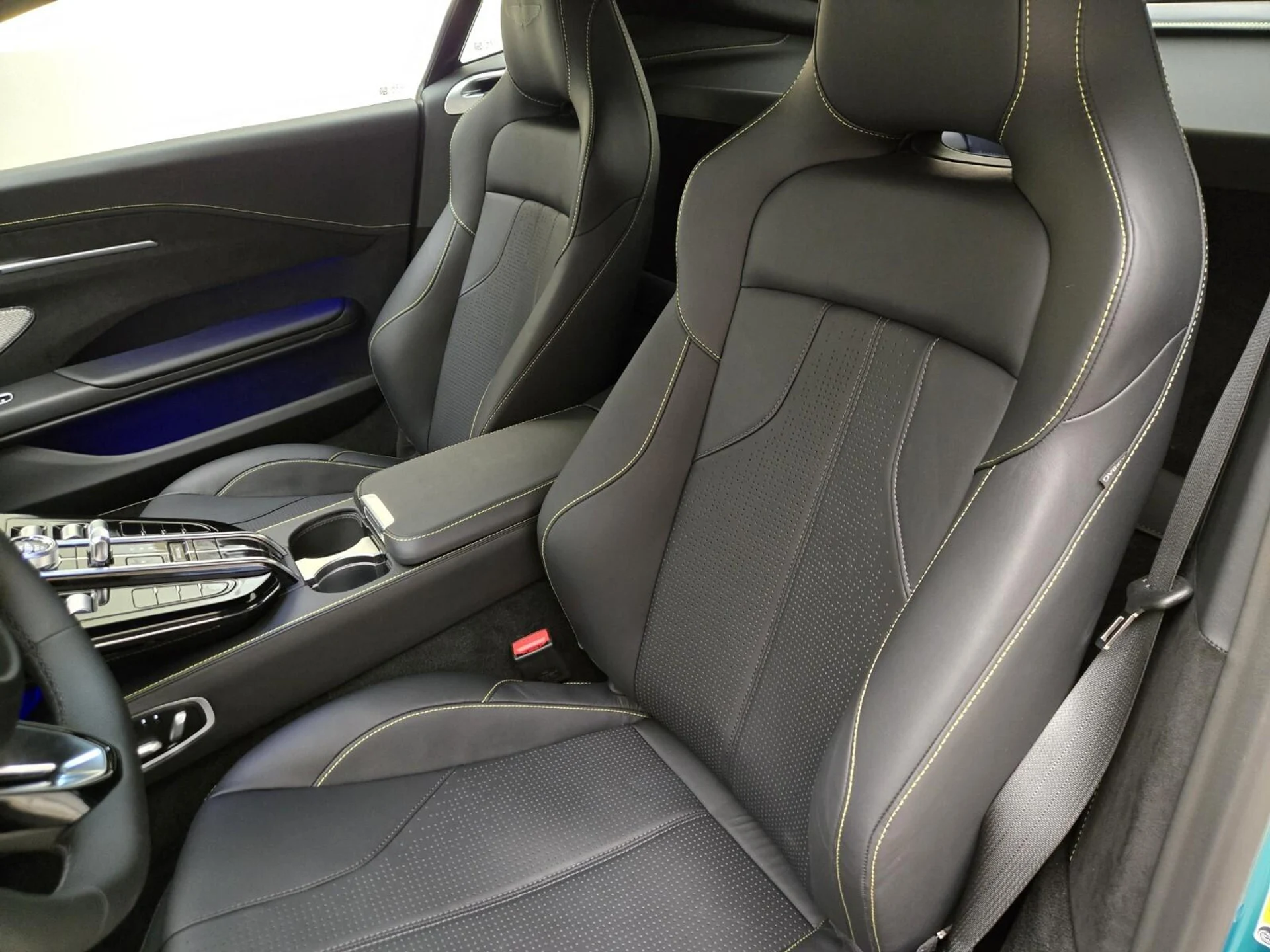 mph031_658162139_New_2025_Aston_Martin_Vantage_1753161780_5e2ba2b06c
