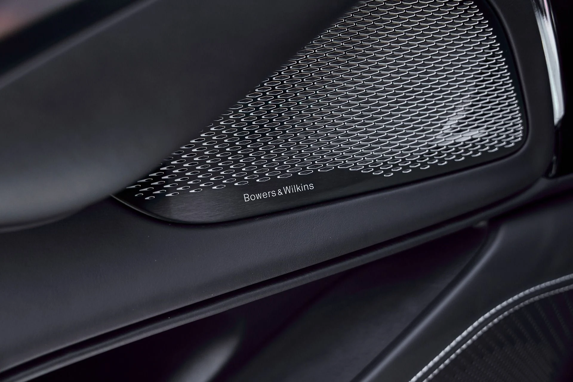 mph031_709392433_Used_2025_Aston_Martin_DBX_707_1771642281_e5757f278c