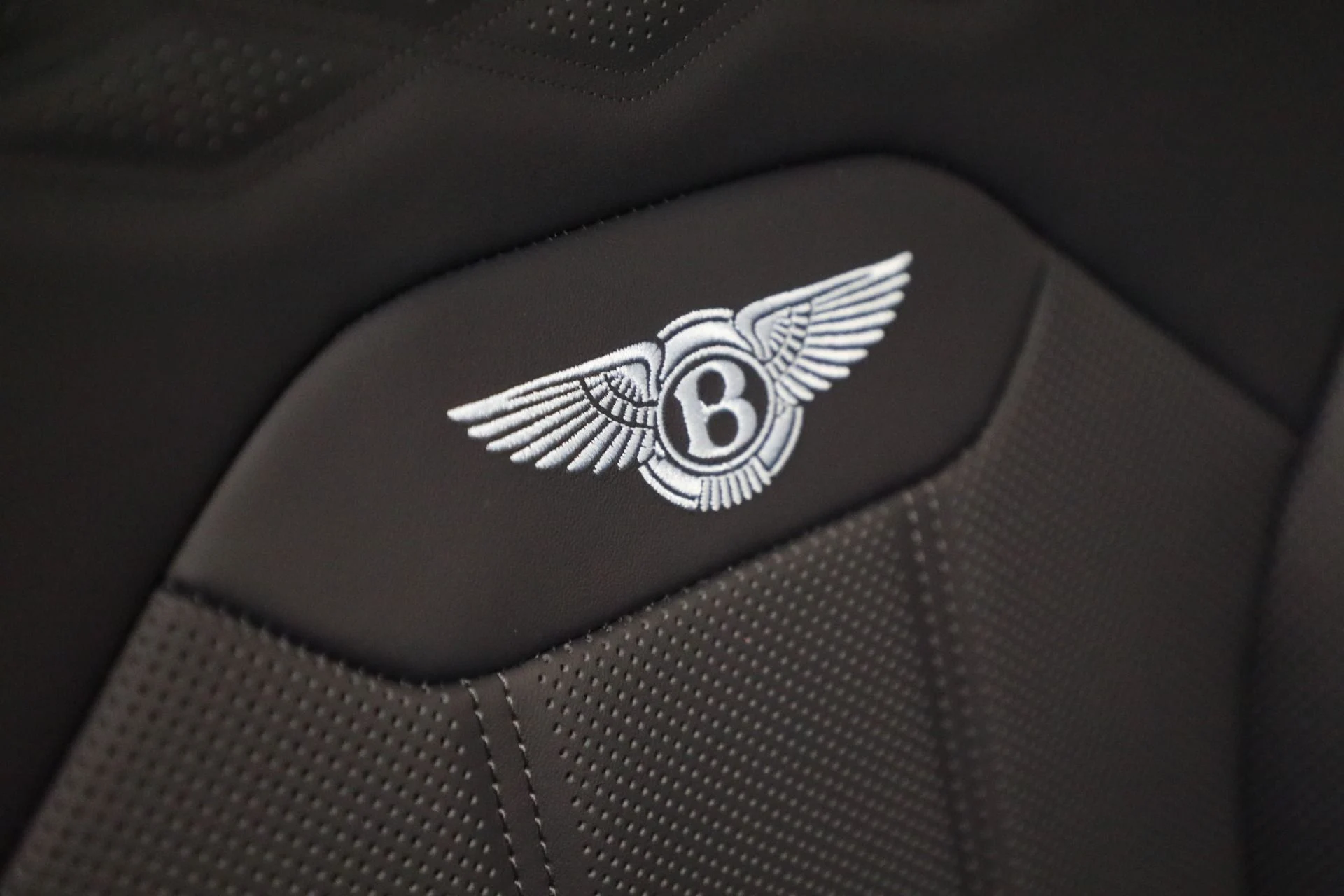 mph031_74315875_New_2025_Bentley_Bentayga_Azure_V8_efb86f8d5a