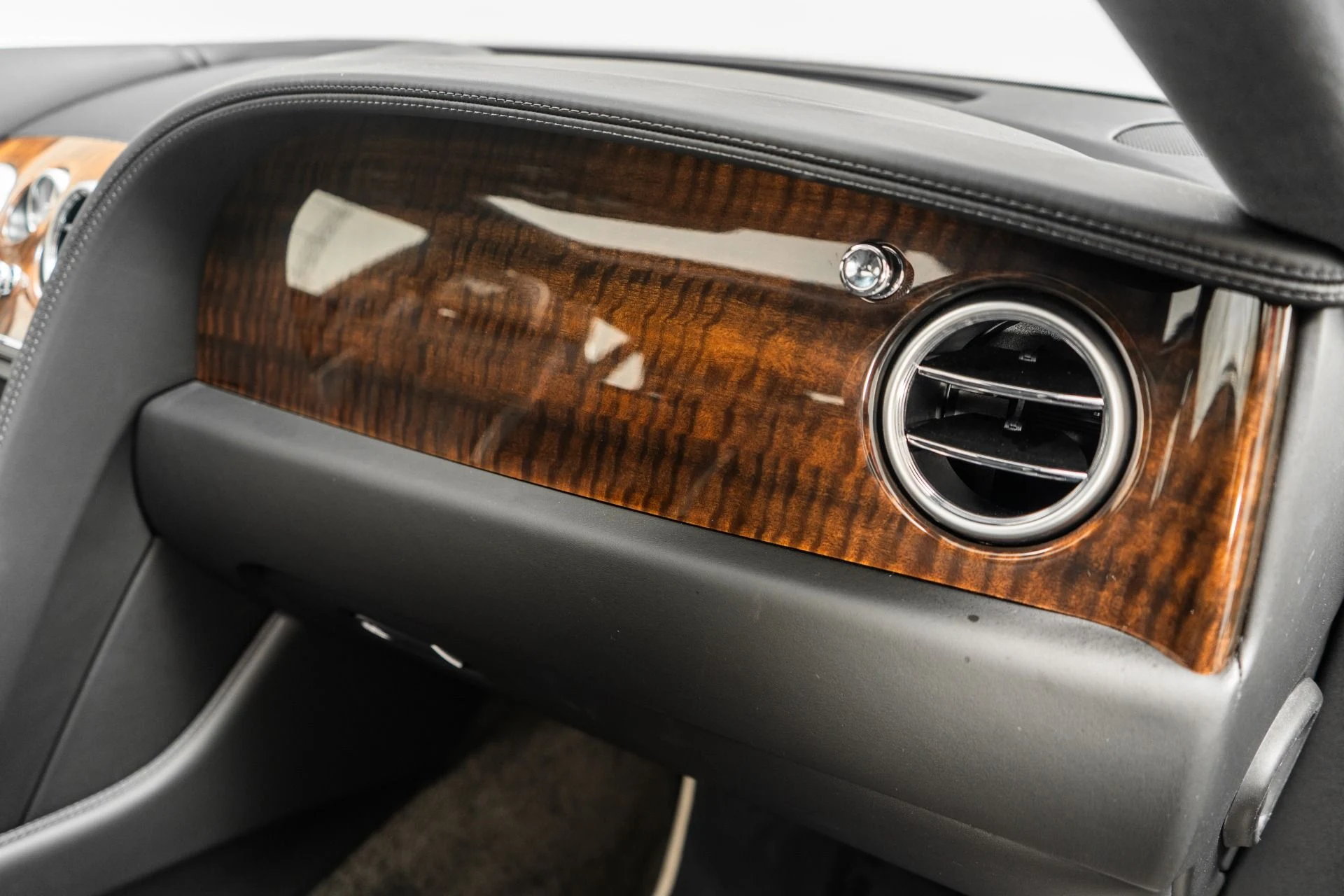 mph031_746683469_Used_2015_Bentley_Flying_Spur_V8_1757017616_094e70fdbc