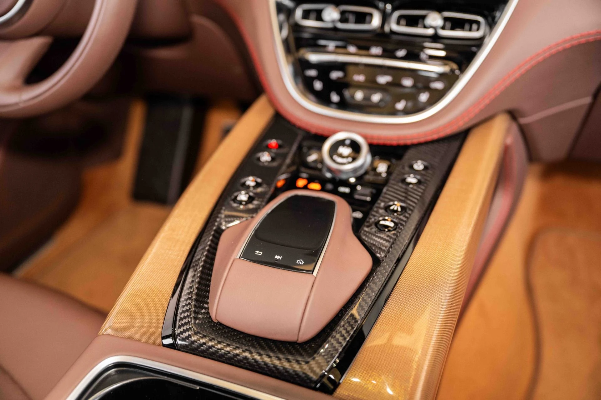 mph031_751537746_Used_2023_Aston_Martin_DBX_707_1697843884_bcfaab17c0