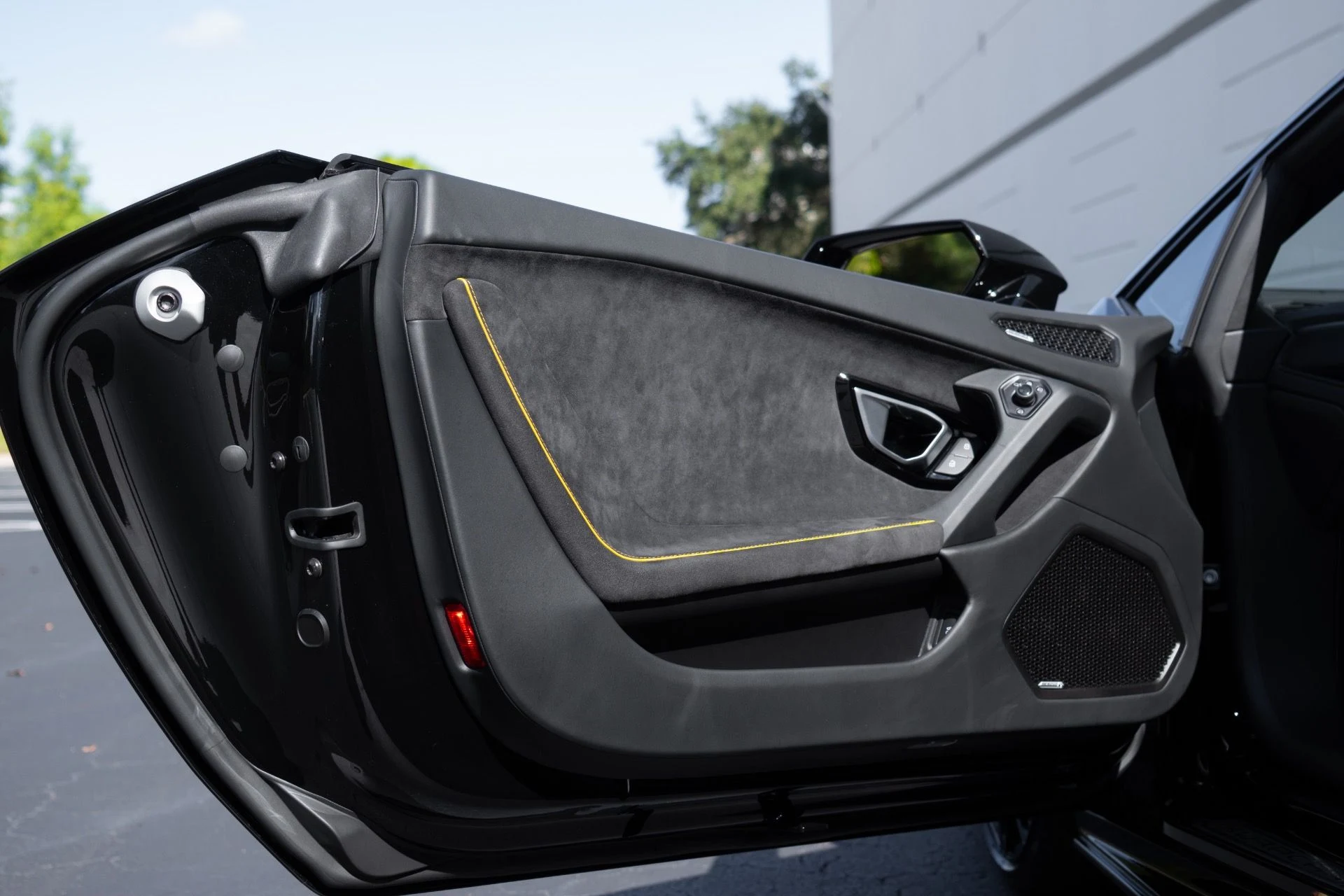 mph031_756649099_Used_2022_Lamborghini_Huracan_EVO_1764129423_d4fab25021