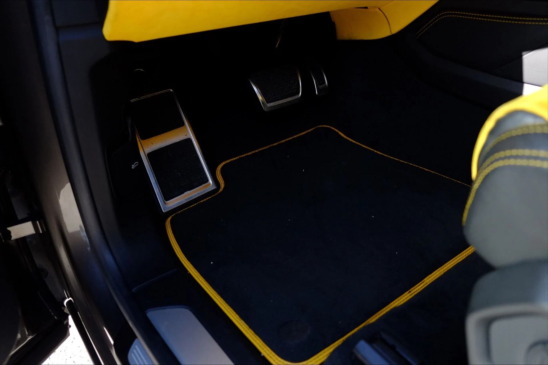 mph031_789493679_Used_2021_Lamborghini_Urus_1776122309_08aedcf356