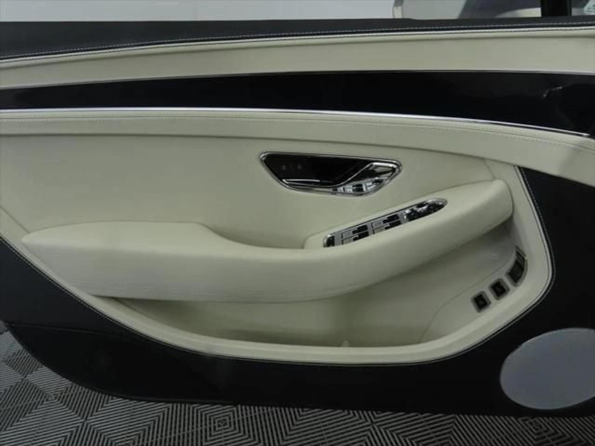 mph031_797974314_used_2025_bentley_continental_gtblackeditionconvertible_8119_23011580_32_640_7a4a2c4d1d