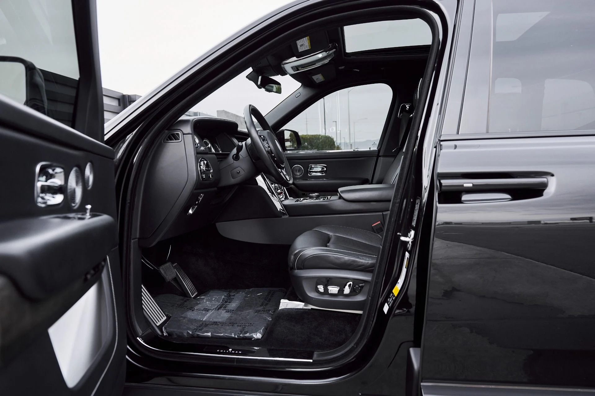 mph031_832155635_Used_2019_Rolls_Royce_Cullinan_Base_1767201684_7dd0e139ba