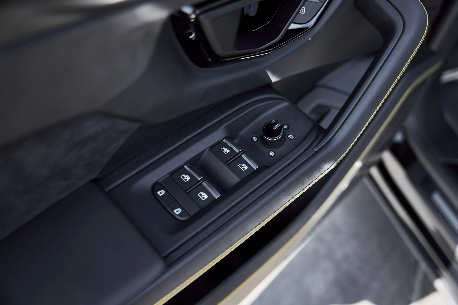 mph031_845955362_Used_2024_Lamborghini_Urus_S_1770085867_907b83a724