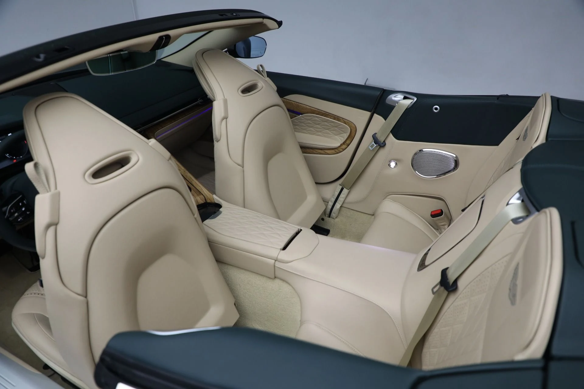 mph031_853256039_New_2025_Aston_Martin_DB_12_Volante_0de80074cd