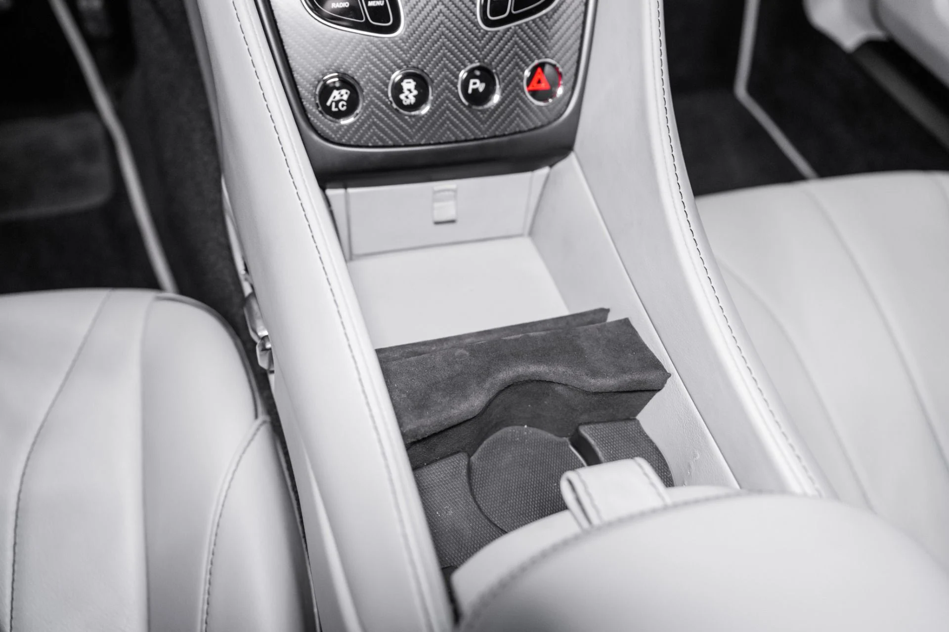 mph031_85432077_Used_2016_Aston_Martin_Vanquish_V12_1770132200_00ee3cc4f3