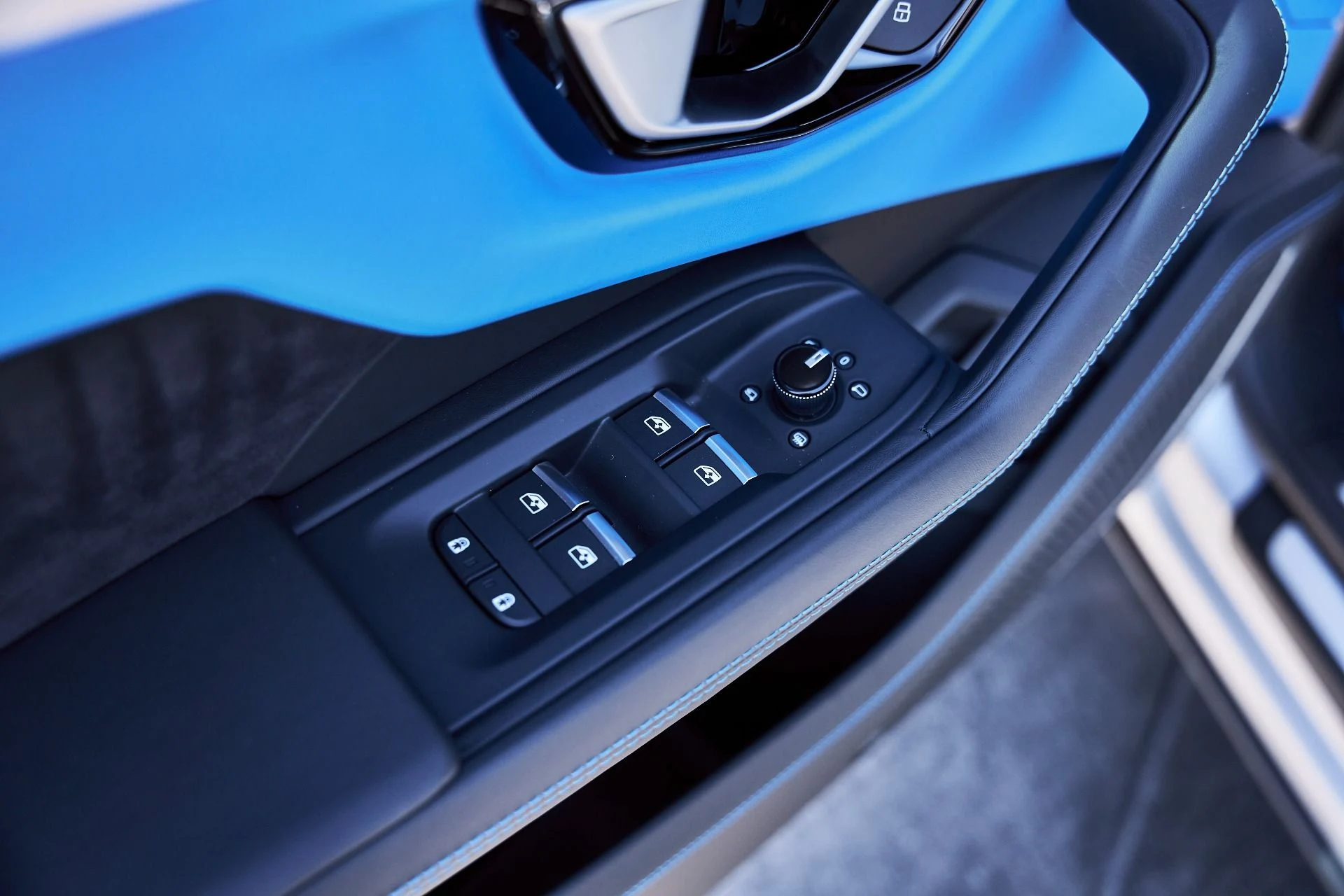 mph031_876399156_Used_2024_Lamborghini_Urus_S_1775866735_a7622f8d65