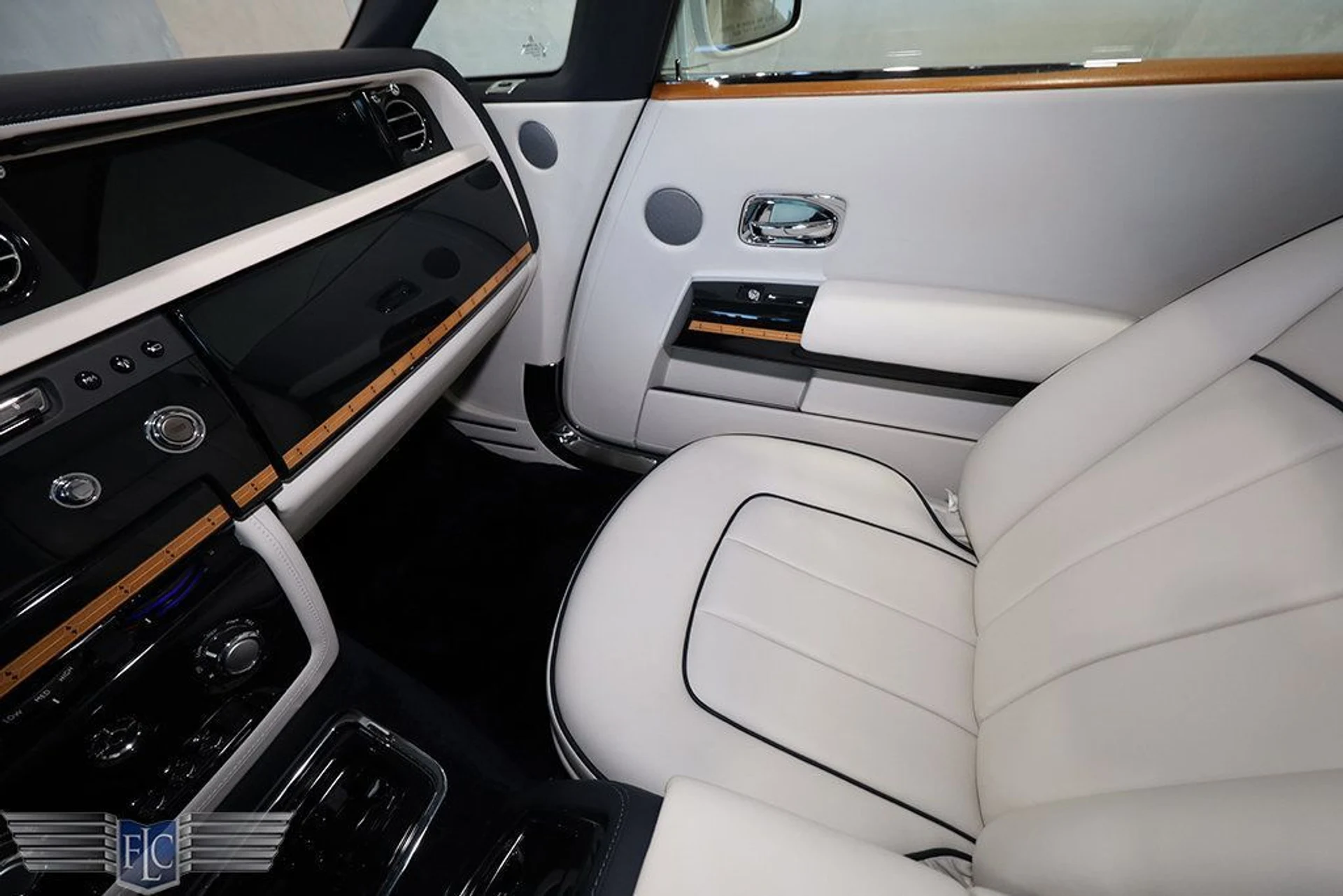 mph031_901101342_used_2017_rolls_royce_phantom_dropheadcoupe_9689_22945304_32_1024_2db7e5c12b