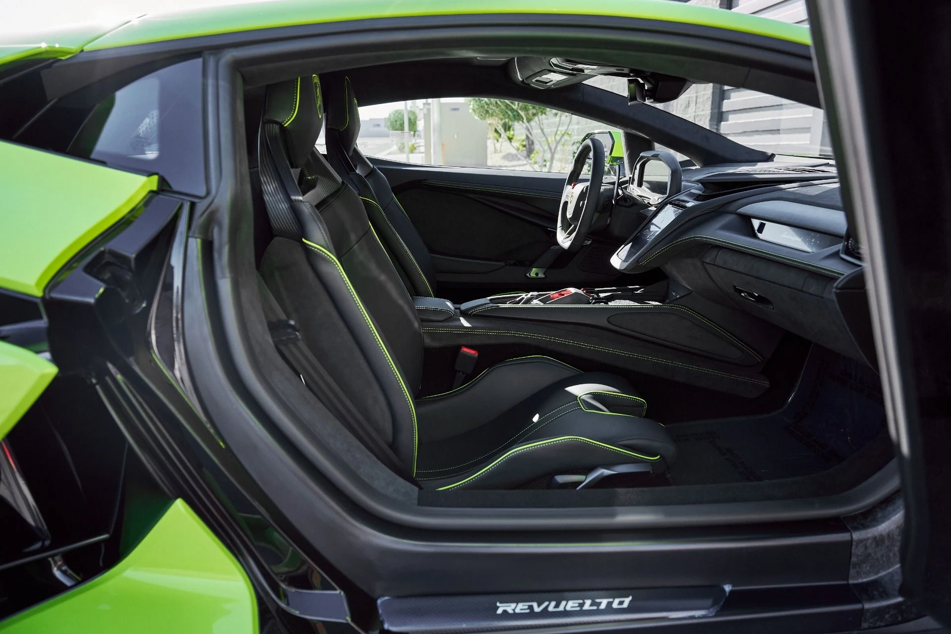 mph031_907433123_Used_2025_Lamborghini_Revuelto_Base_1769824562_5e62ddc3c9