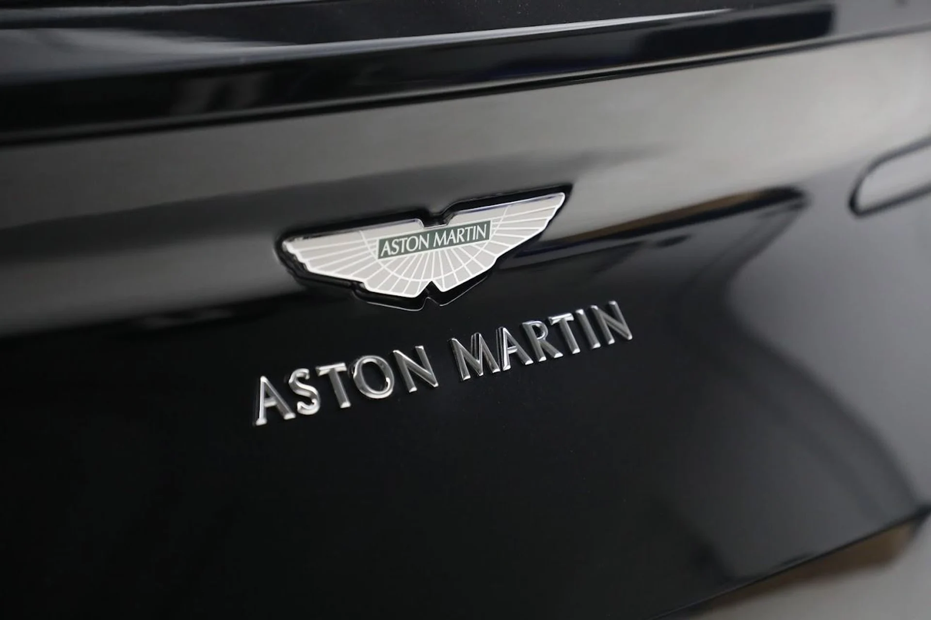 mph031_930148065_Used_2019_Aston_Martin_DB_11_Volante_6d54a56b2d