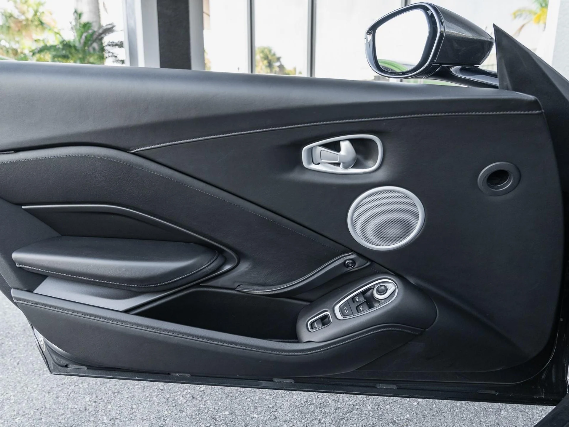 mph031_931467221_Used_2021_Aston_Martin_Vantage_1763409972_95e1e8e4e2