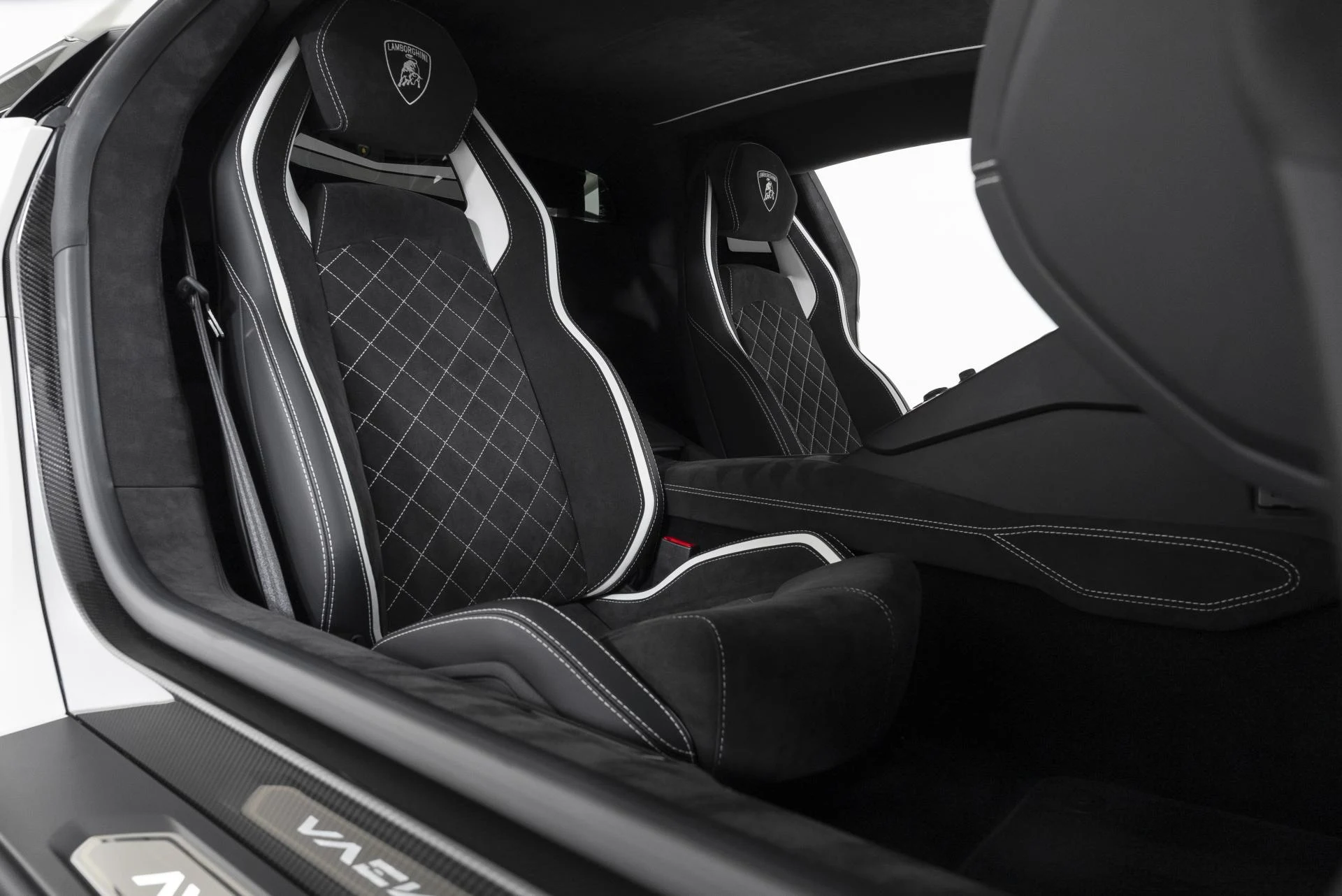 mph031_933023196_Used_2018_Lamborghini_Aventador_LP_740_4_S_1752175776_acc4781606