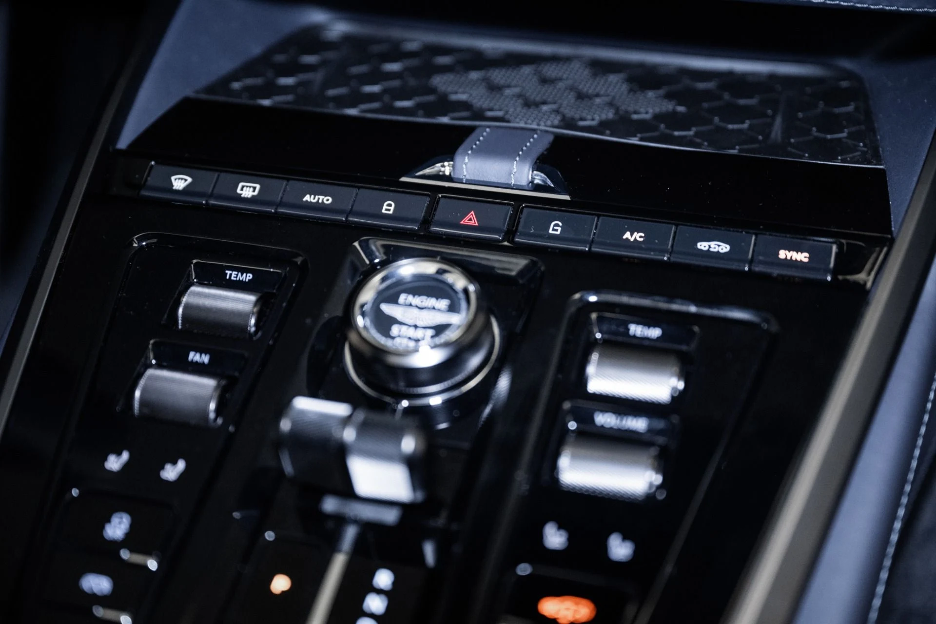 mph031_977017947_Used_2025_Aston_Martin_DBX_707_1754709382_7f78292501