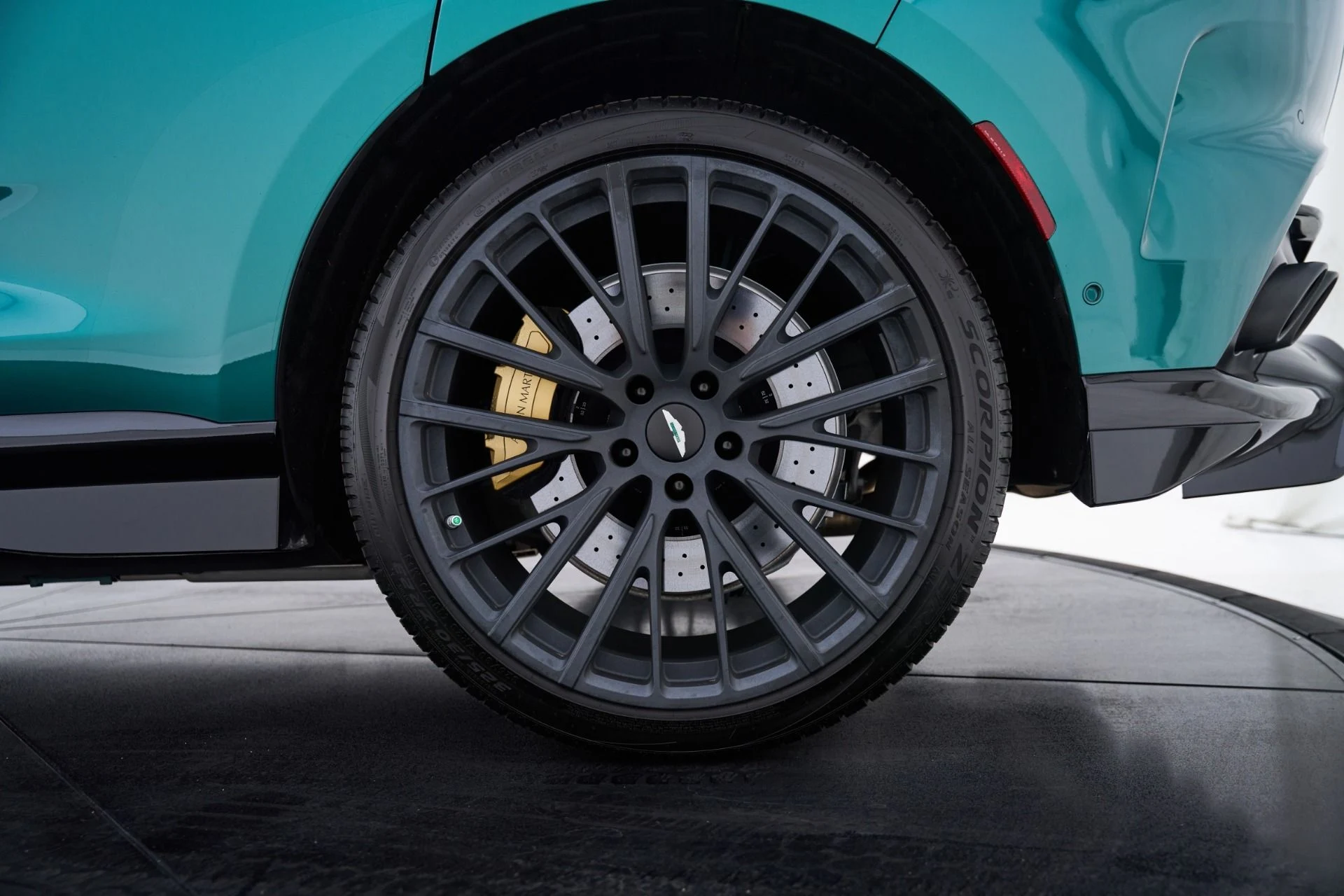 mph032_100856710_Used_2024_Aston_Martin_DBX_707_1793218303_3e3089df7c