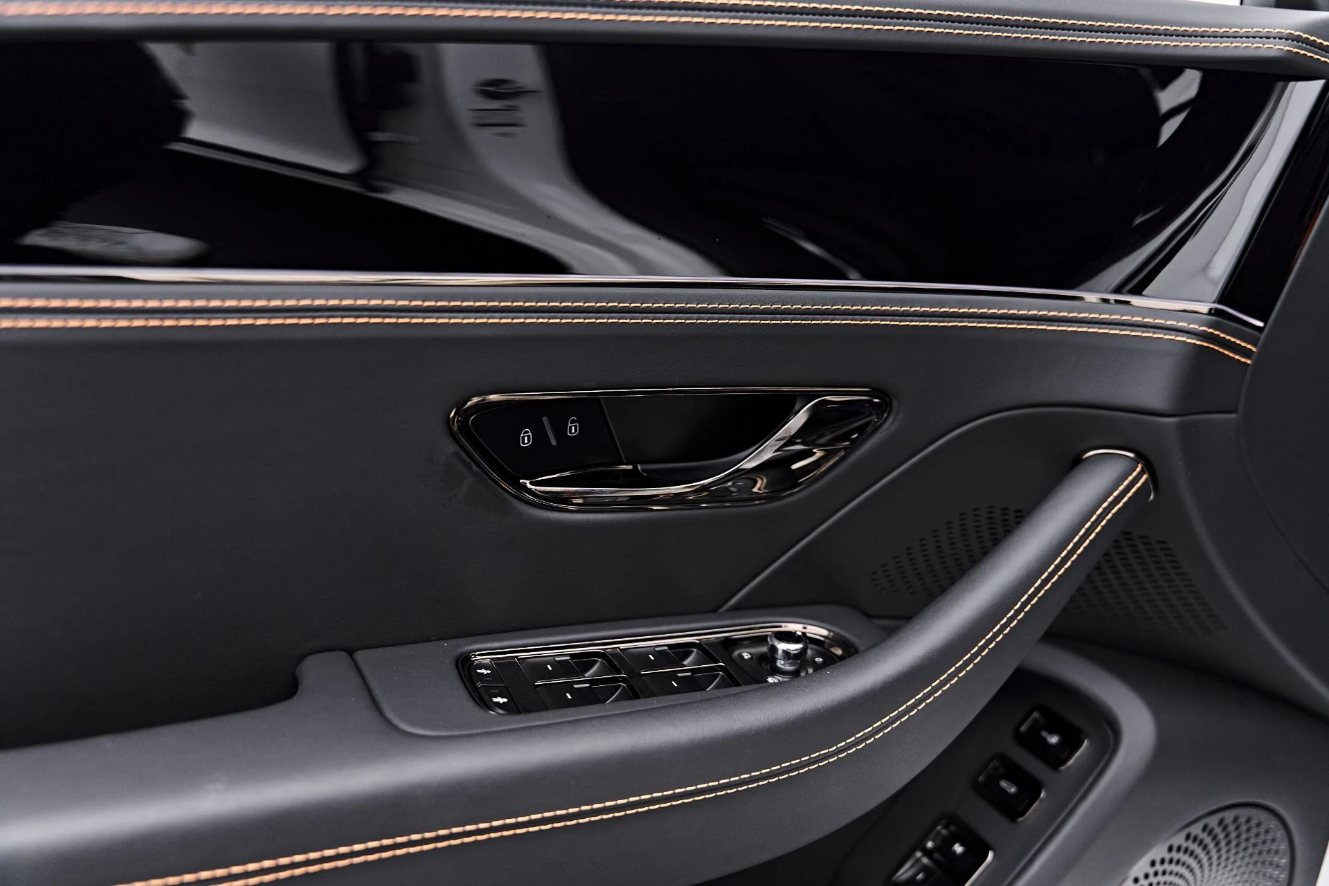 mph032_1032787170_Used_2025_Bentley_Flying_Spur_Black_Edition_1790368085_2031a994b9