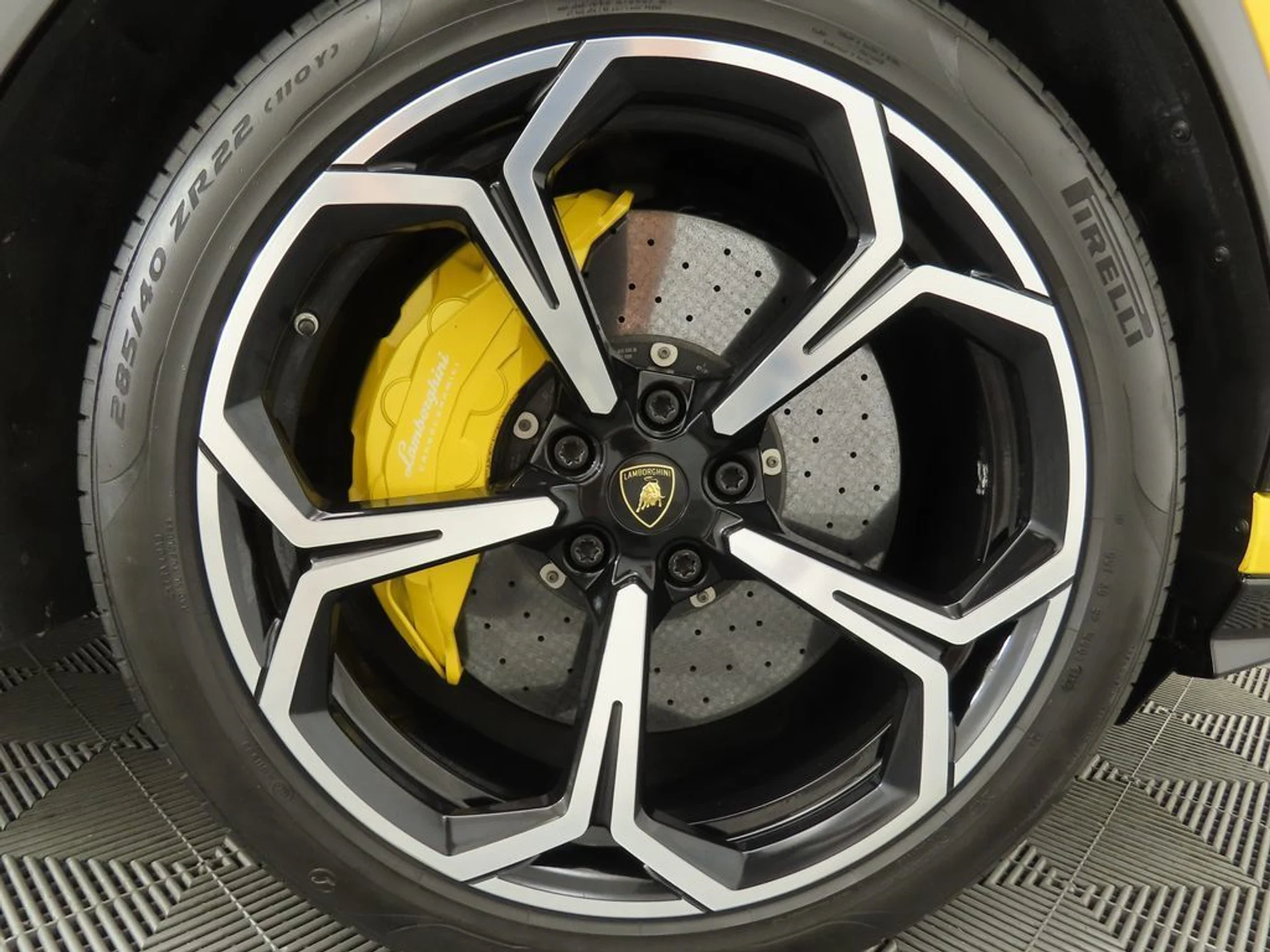 mph032_1039703835_used_2019_lamborghini_urus_awd_8119_22960416_33_1024_37a471ce16