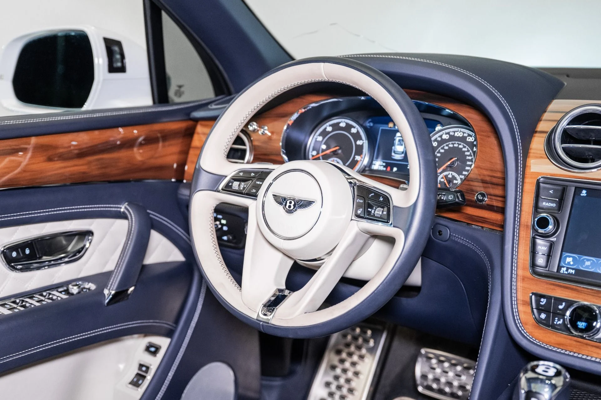 mph032_1043452982_Used_2019_Bentley_Bentayga_V8_1759420865_8cd1fb6ba6