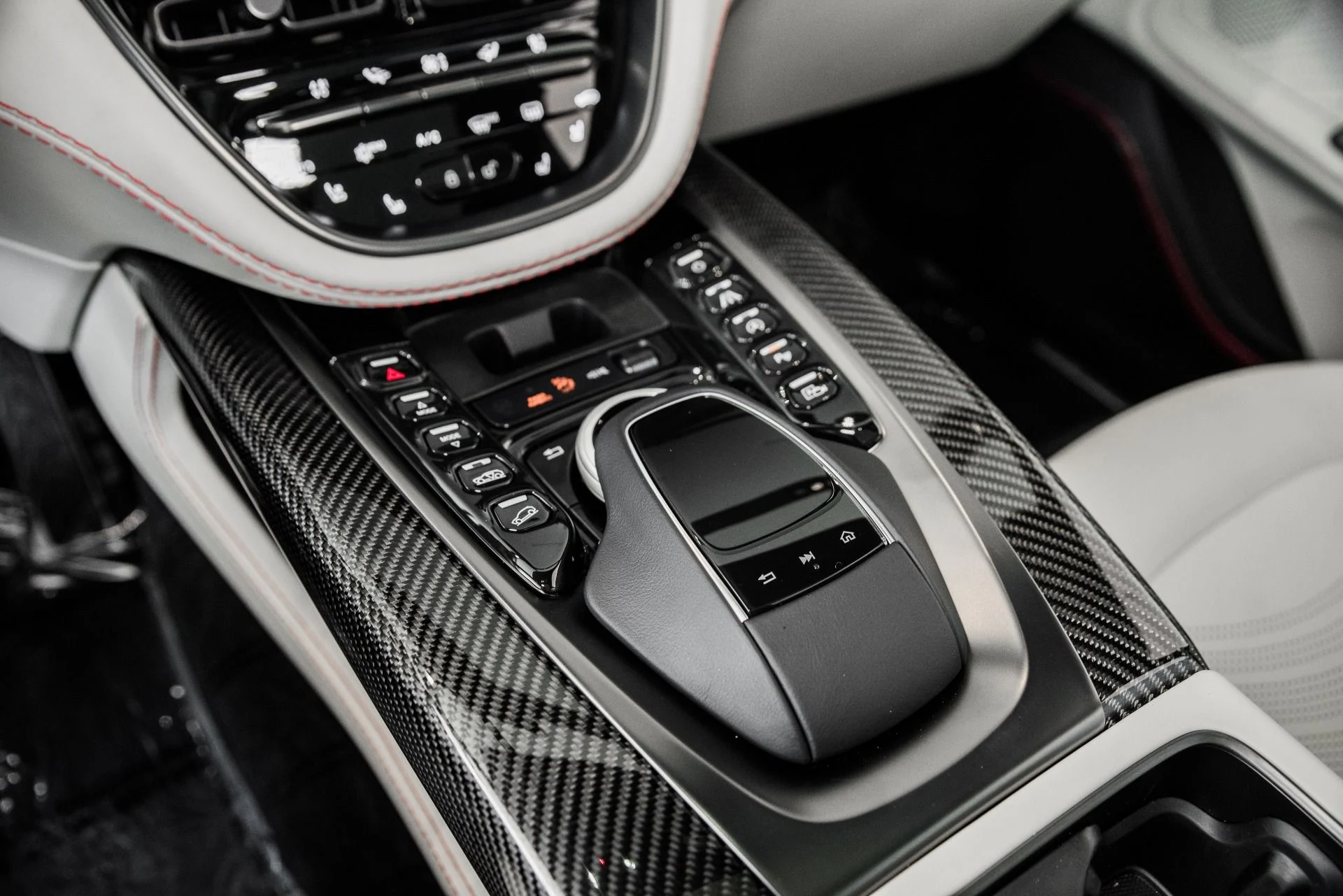 mph032_1054670414_Used_2022_Aston_Martin_DBX_550_1675796960_247f27e50c