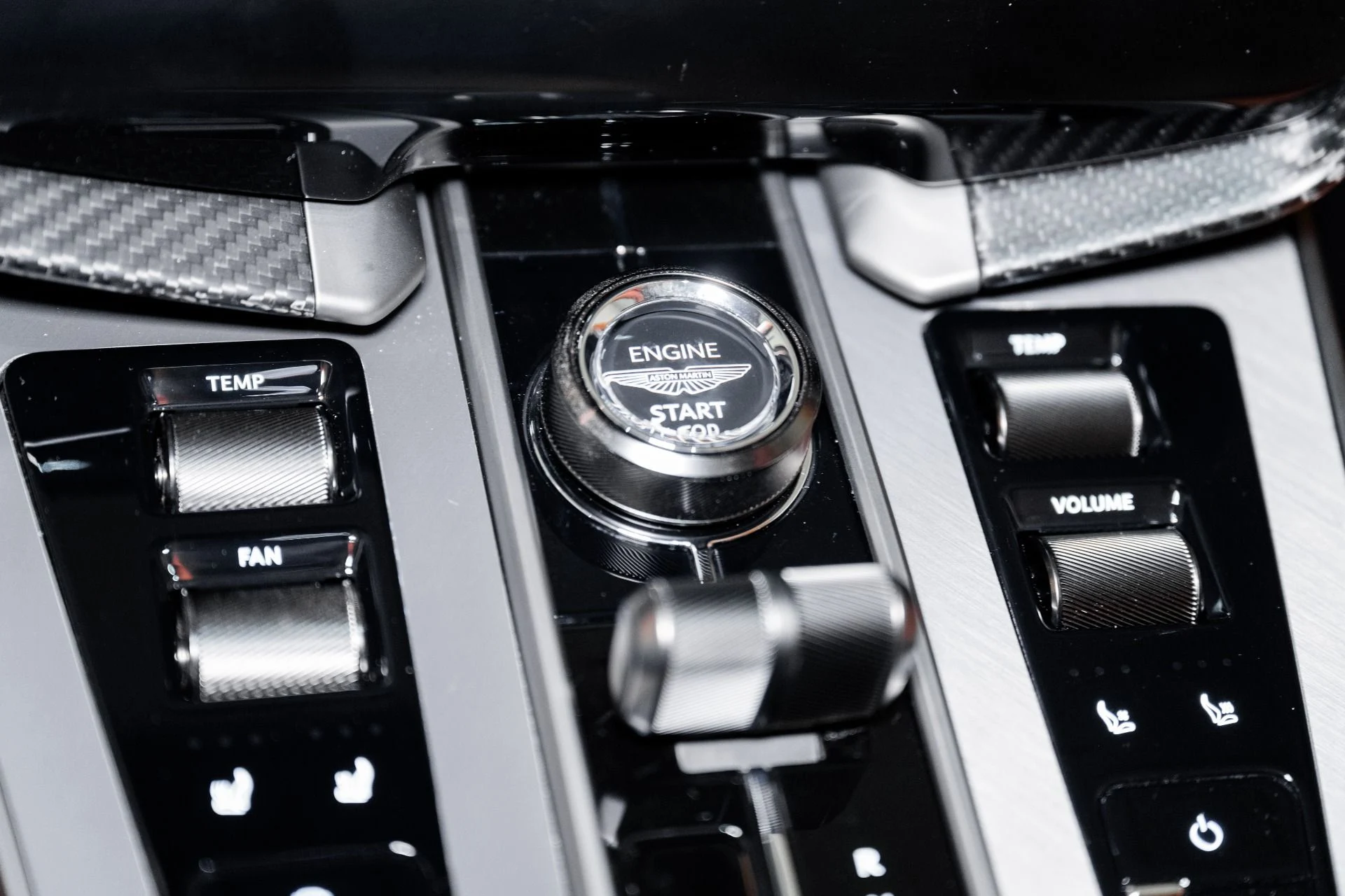 mph032_106088162_Used_2025_Aston_Martin_Vanquish_1751745767_36352dd3c2