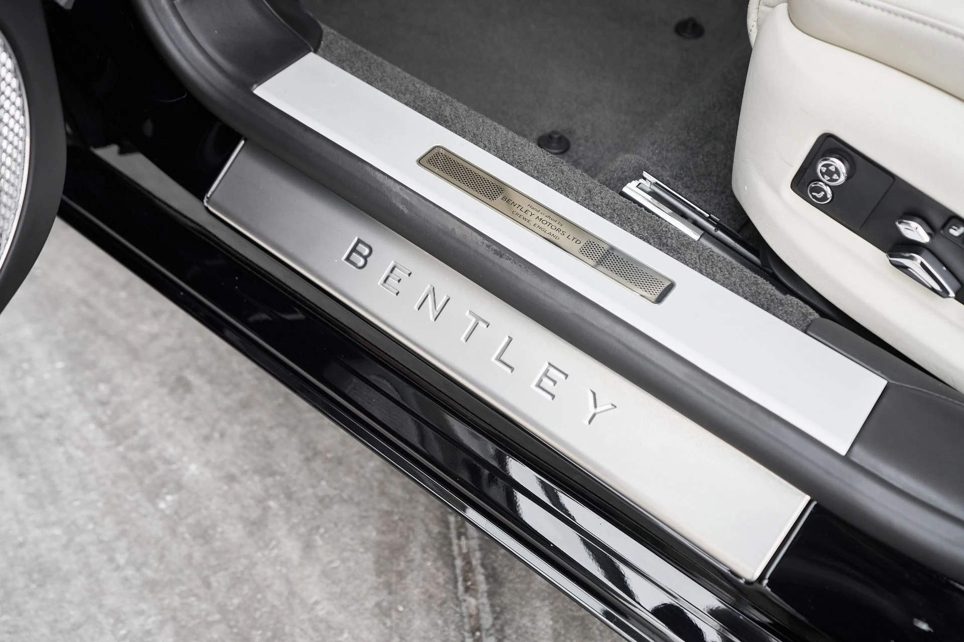 mph032_1061530573_Used_2022_Bentley_Flying_Spur_V8_1763502809_def786b047