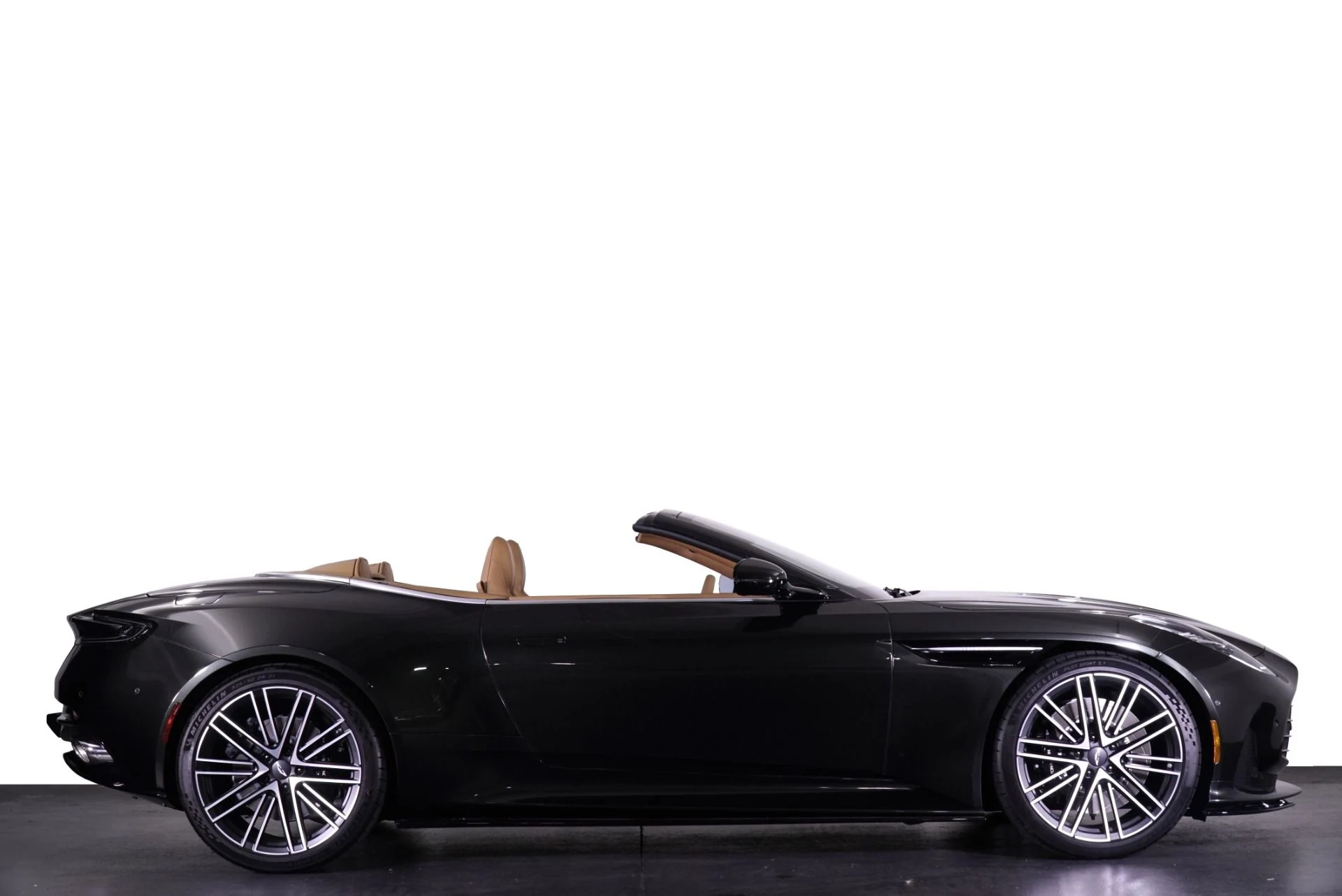 mph032_1062241429_New_2026_Aston_Martin_DB_12_Volante_Volante_1762323175_55a6143e59