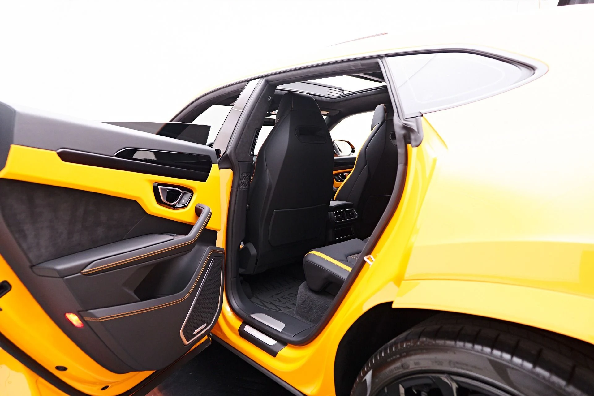 mph032_107590141_Used_2023_Lamborghini_Urus_S_1747338722_9de0b02303