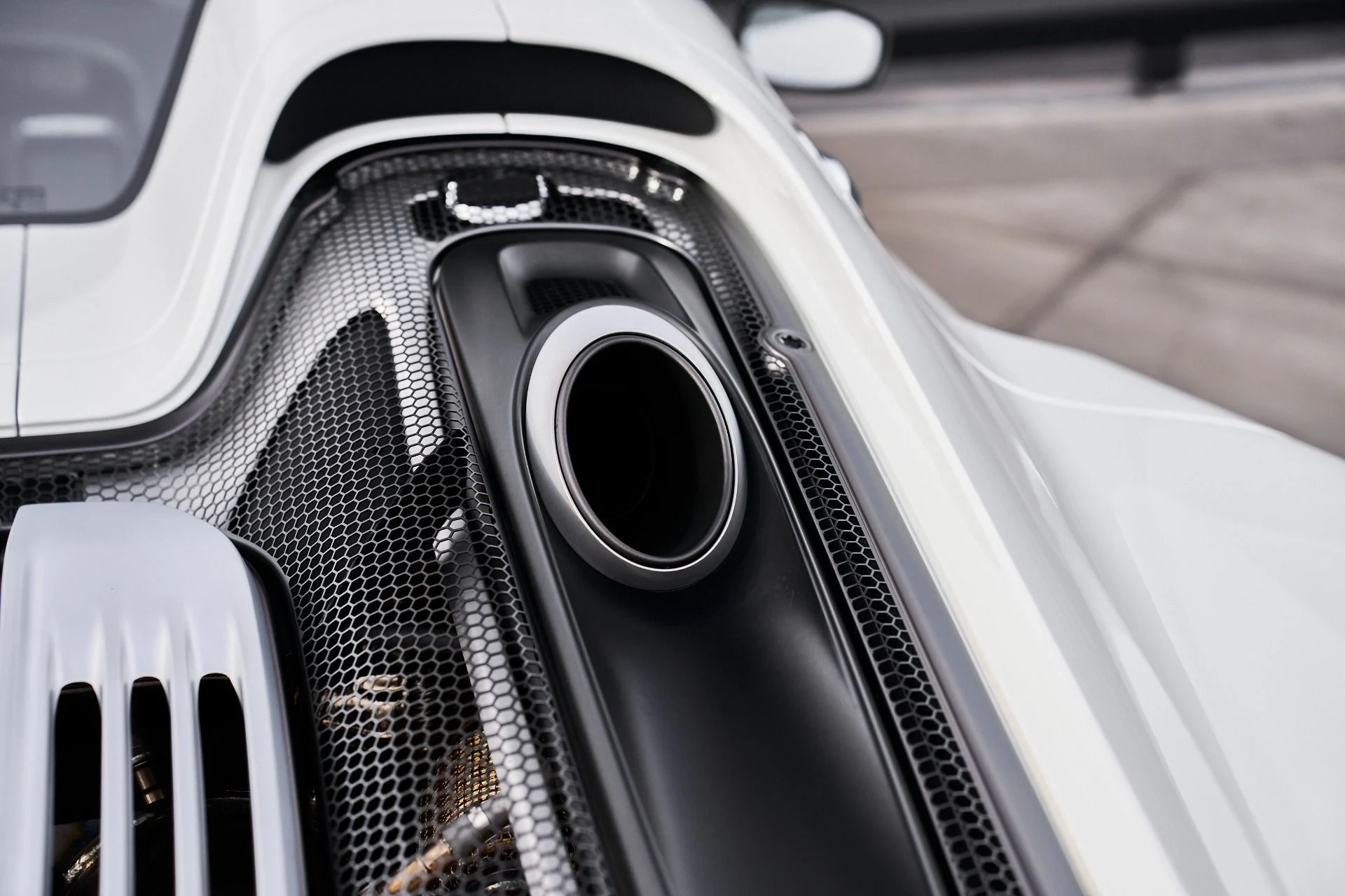 mph032_1086435150_Used_2015_Porsche_918_Spyder_w_Weissach_Package_1764874366_73b34fac00