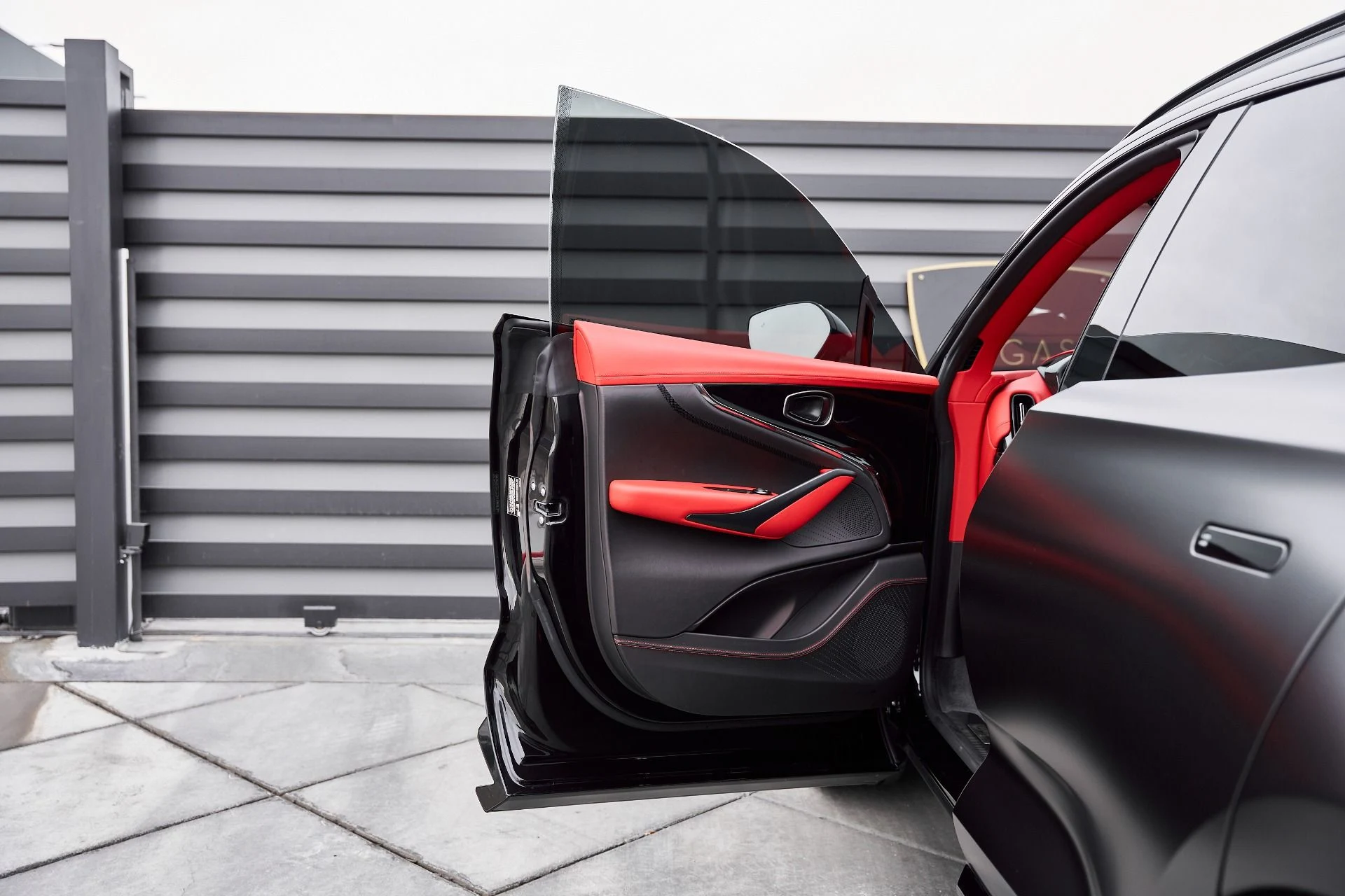 mph032_1097273303_Used_2025_Aston_Martin_DBX_707_1766785330_6b38634d48