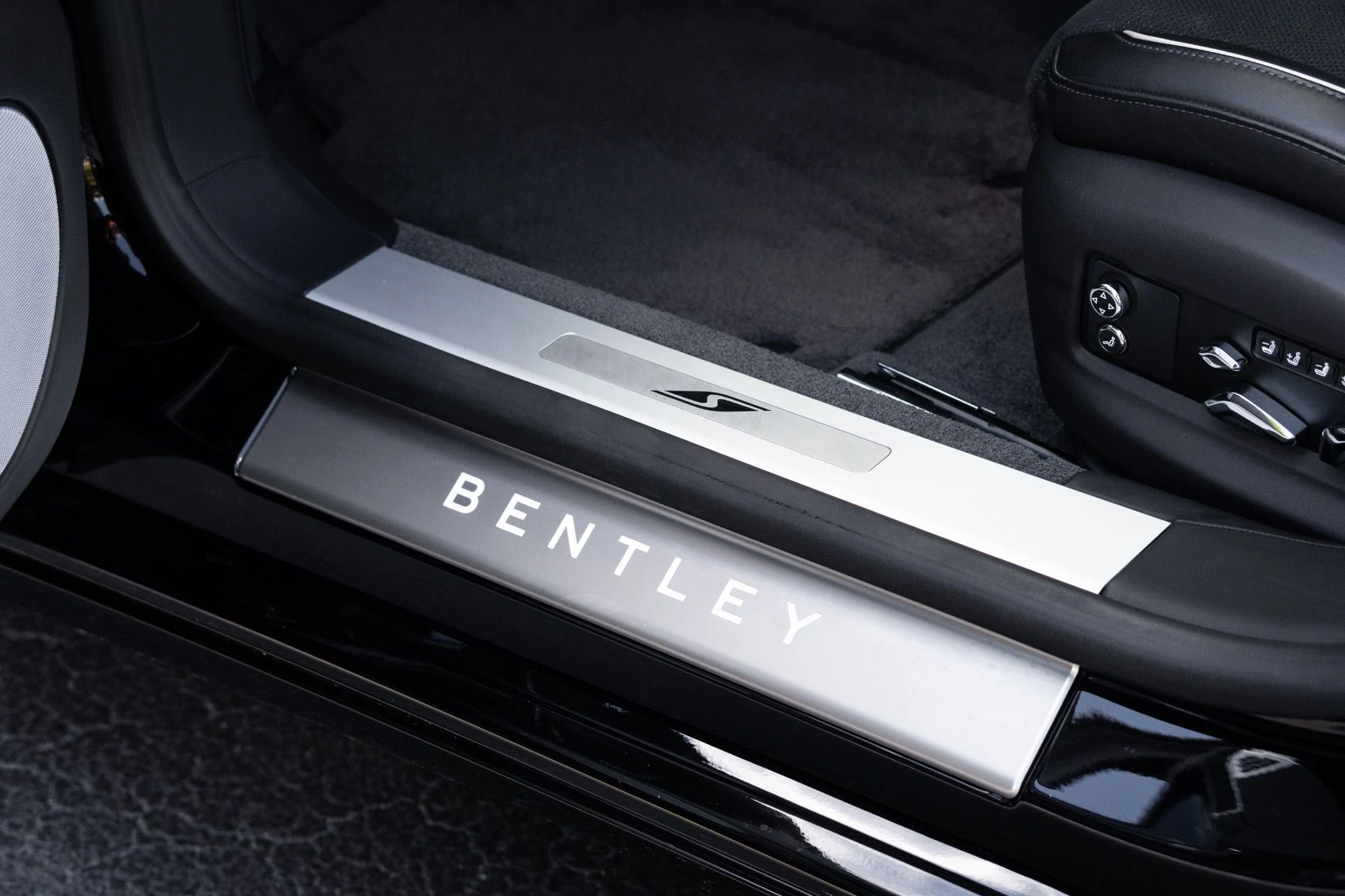 mph032_1107300169_Used_2023_Bentley_Flying_Spur_S_V8_1778782784_7ee67a09ac