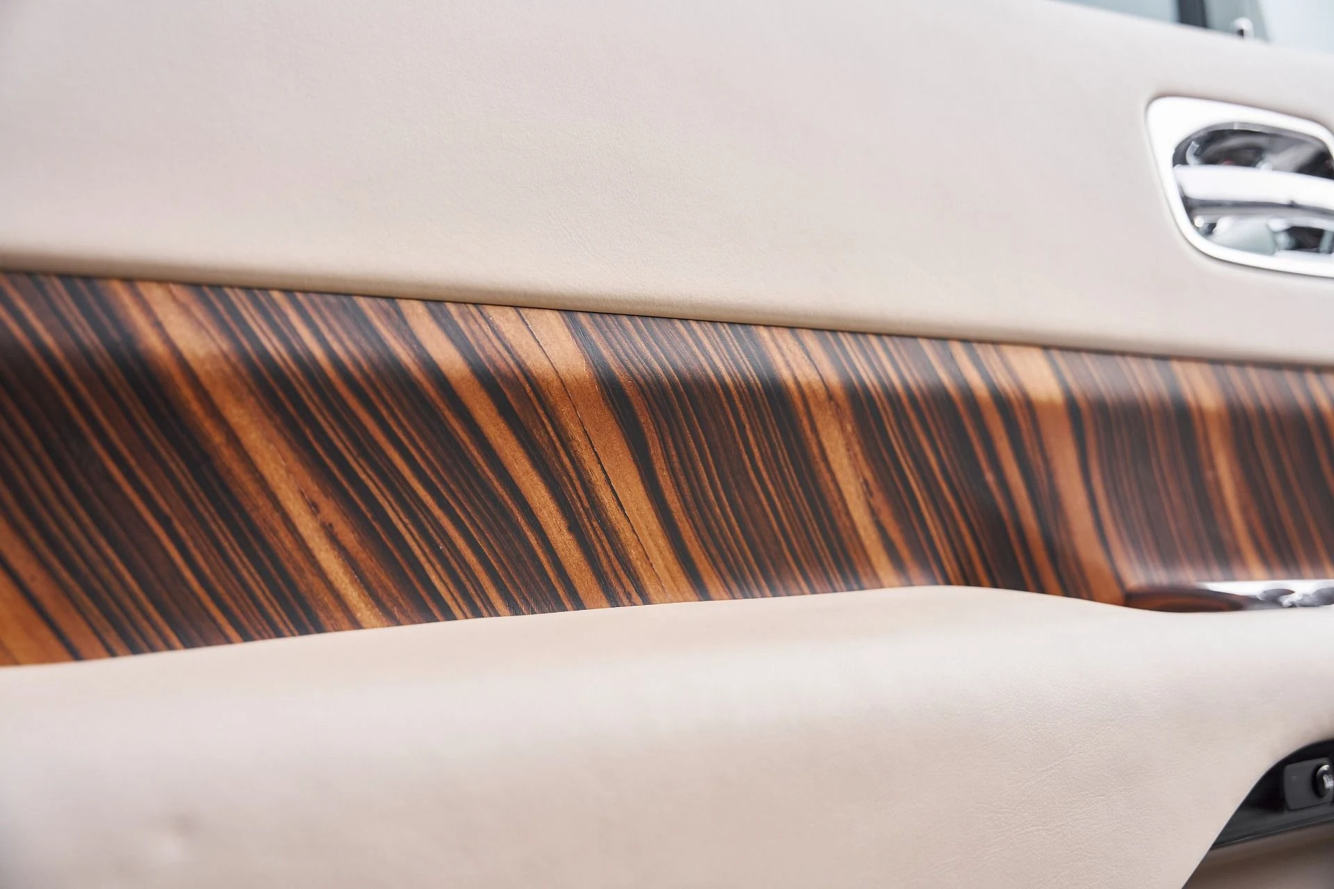 mph032_1115951982_Used_2014_Rolls_Royce_Wraith_Base_1767150988_f210633c12