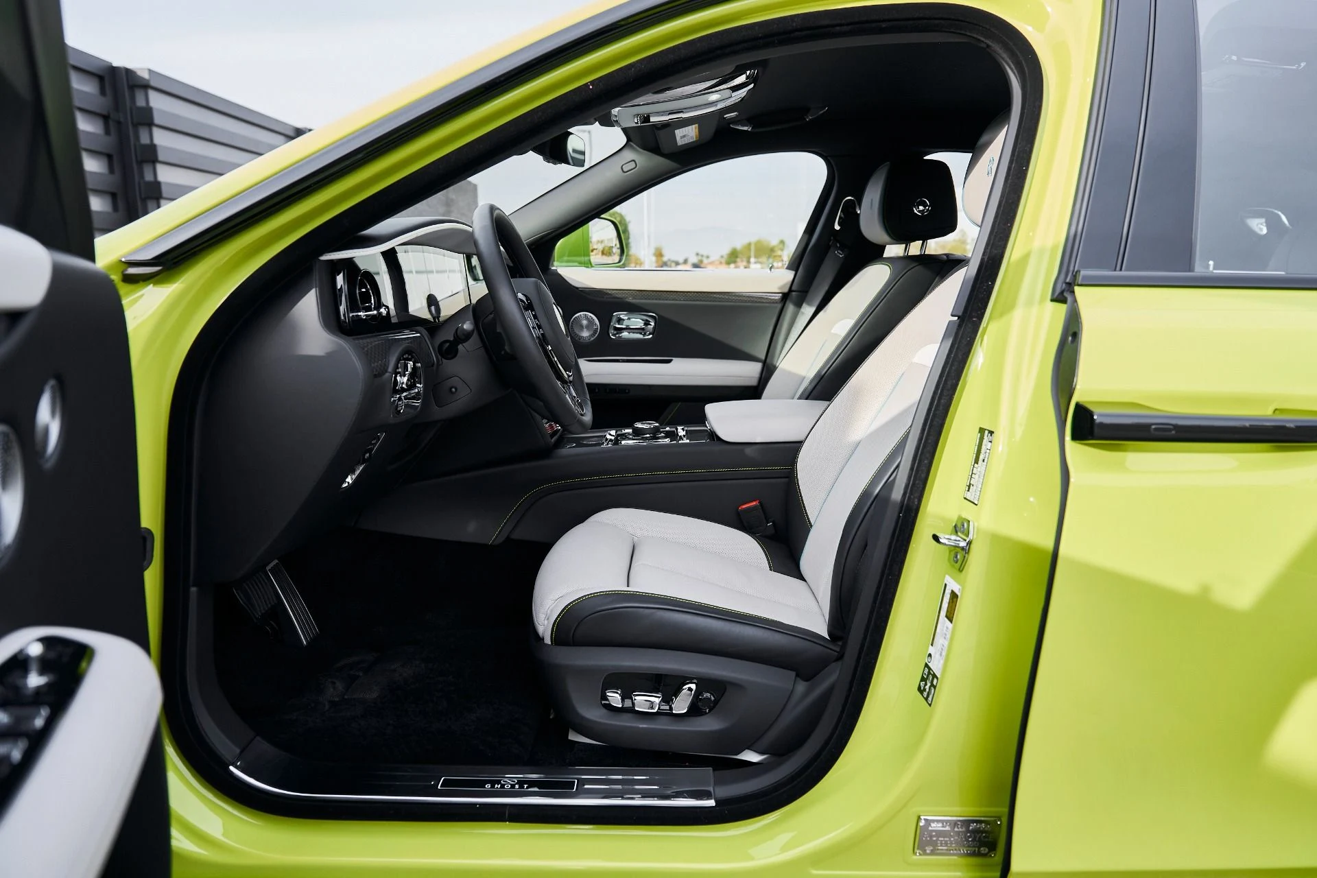 mph032_1134244367_Used_2025_Rolls_Royce_Ghost_Black_Badge_1769049504_8e0cf4058a