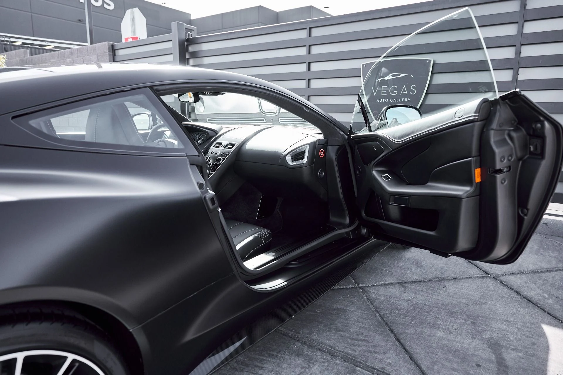 mph032_1136466397_Used_2014_Aston_Martin_Vanquish_V12_1773193807_13738e37e4