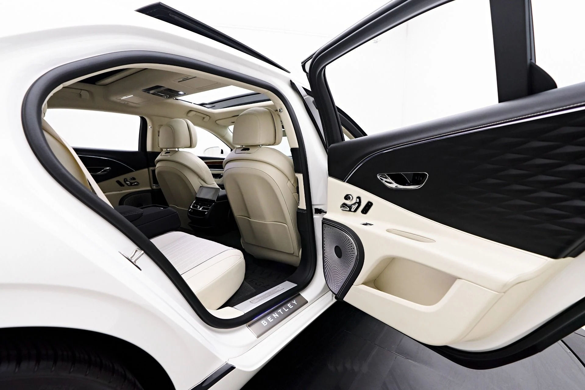 mph032_1139099385_Used_2021_Bentley_Flying_Spur_V8_1755391879_17d02863d5