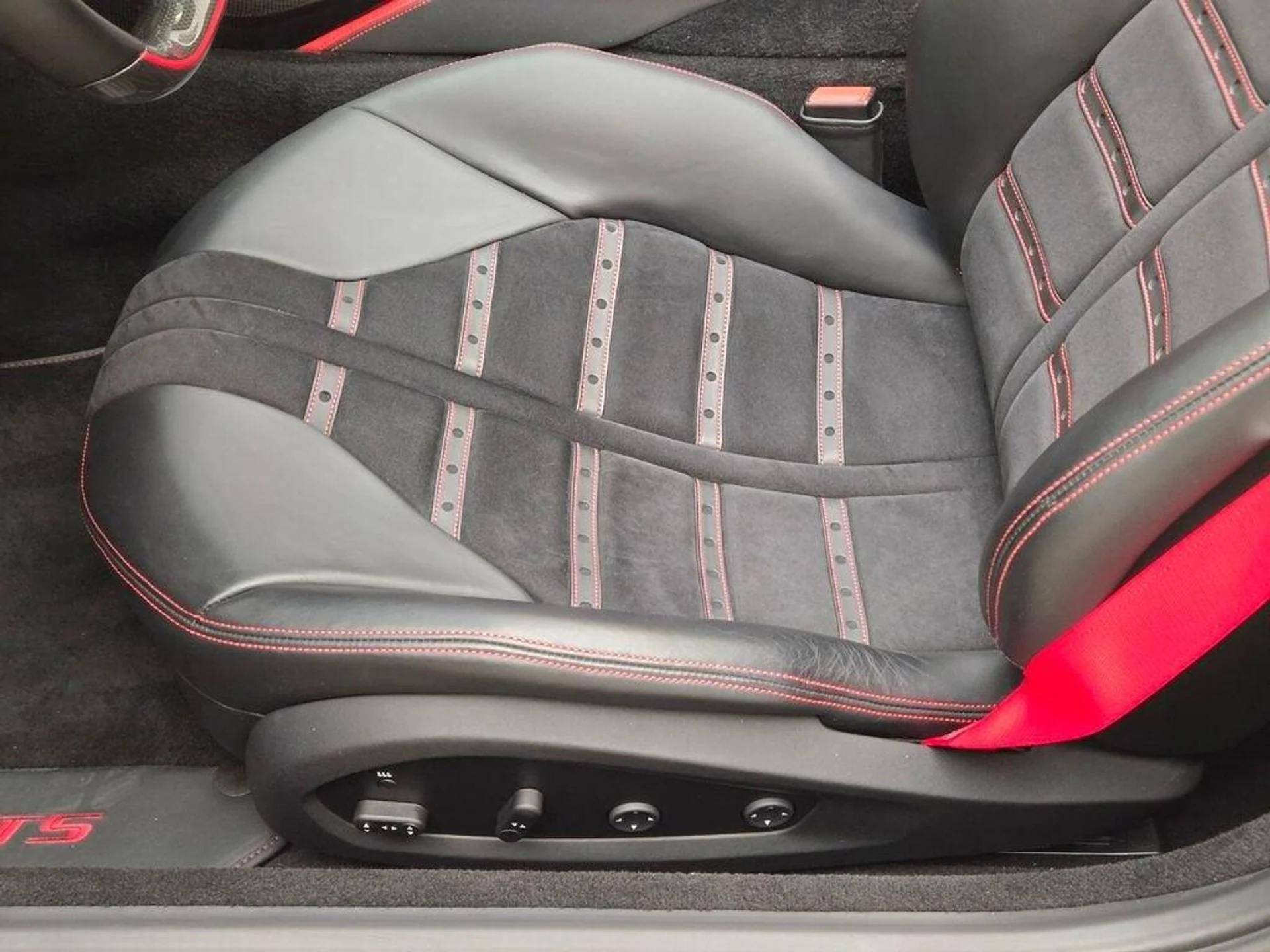 mph032_1165468537_Used_2022_Ferrari_812_GTS_1777383838_9383c23709